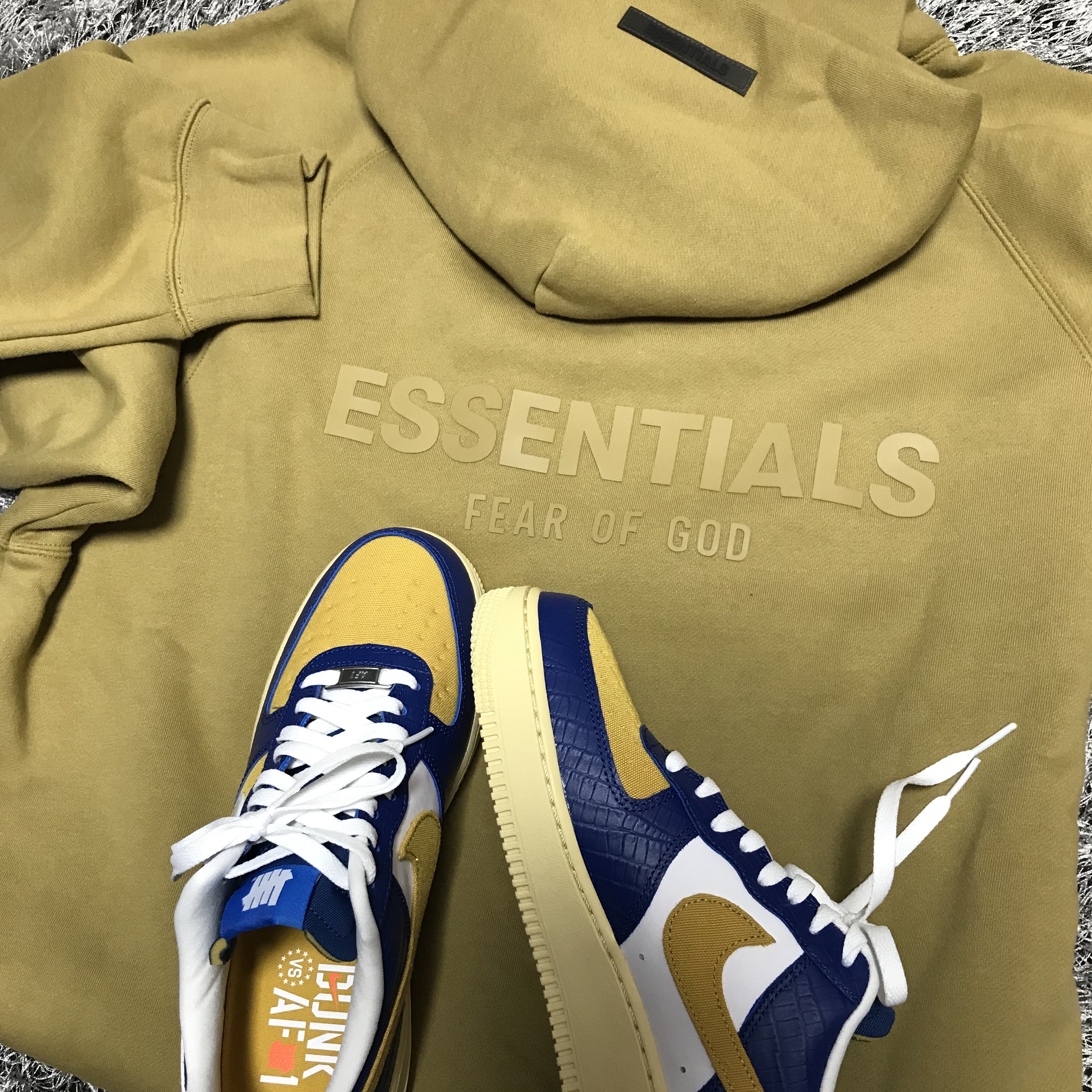 Nike x Undefeated Air Force 1 Low SP 5 On It Court Blue, Essentials Pull-Over Hoodie Amber - 21FW 착용 스타일