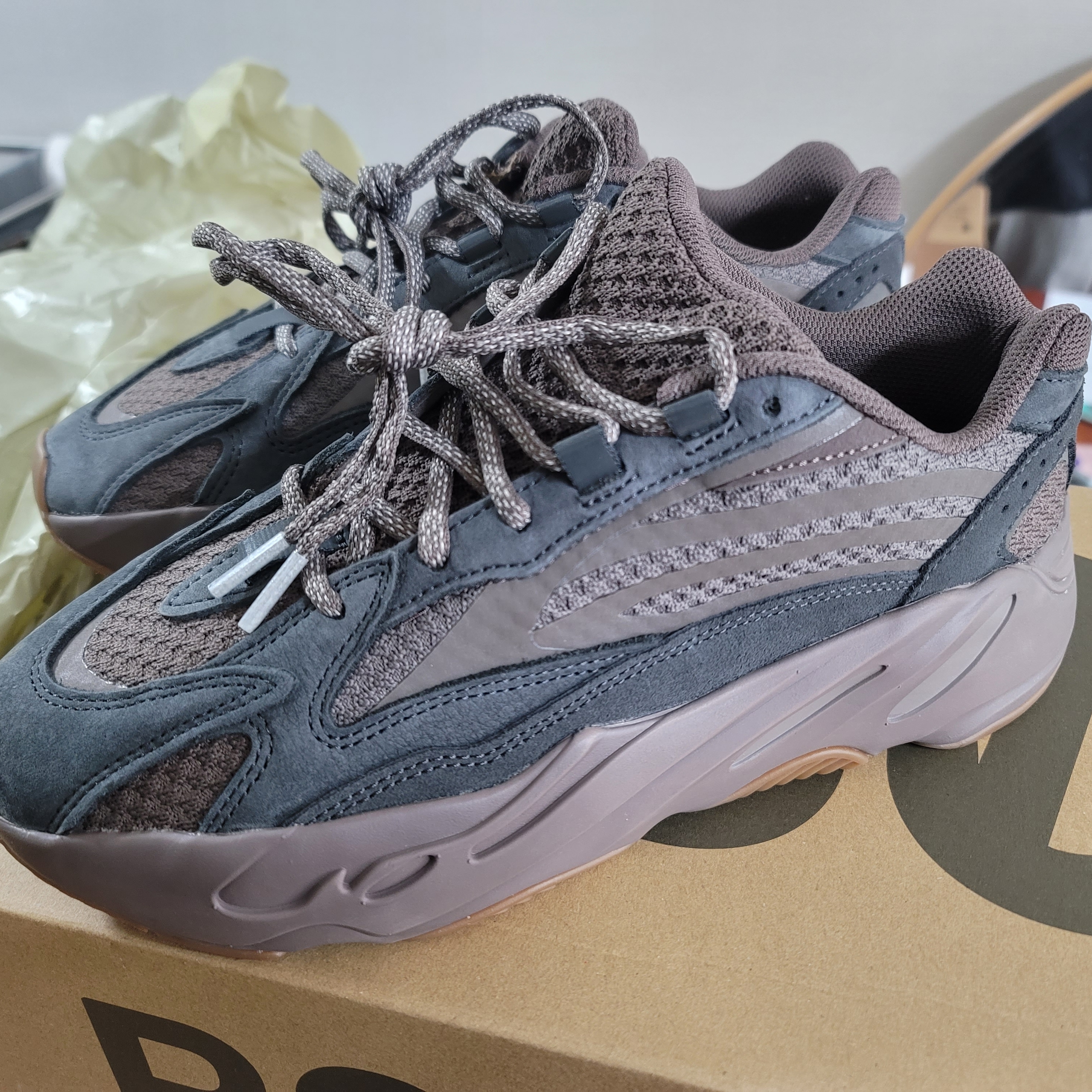 Adidas Yeezy Boost 700 V2 Mauve 착용 스타일 - 1
