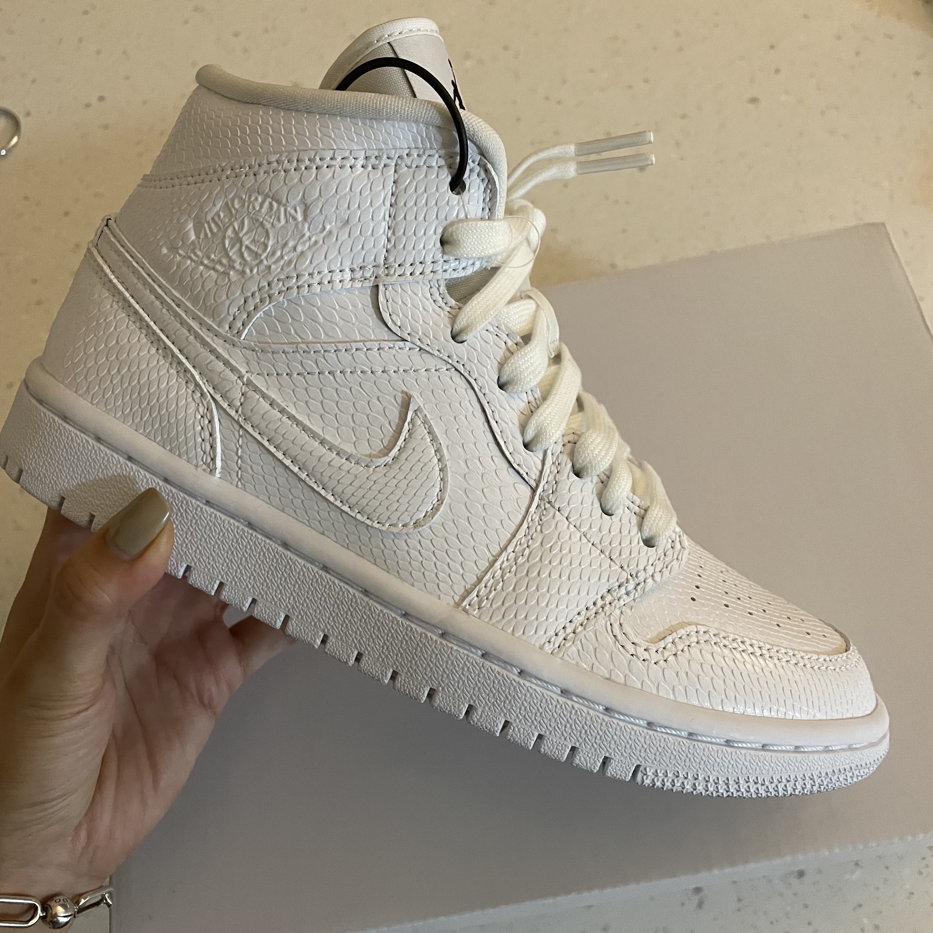 (W) Jordan 1 Mid White Snakeskin 착용 스타일 - 1