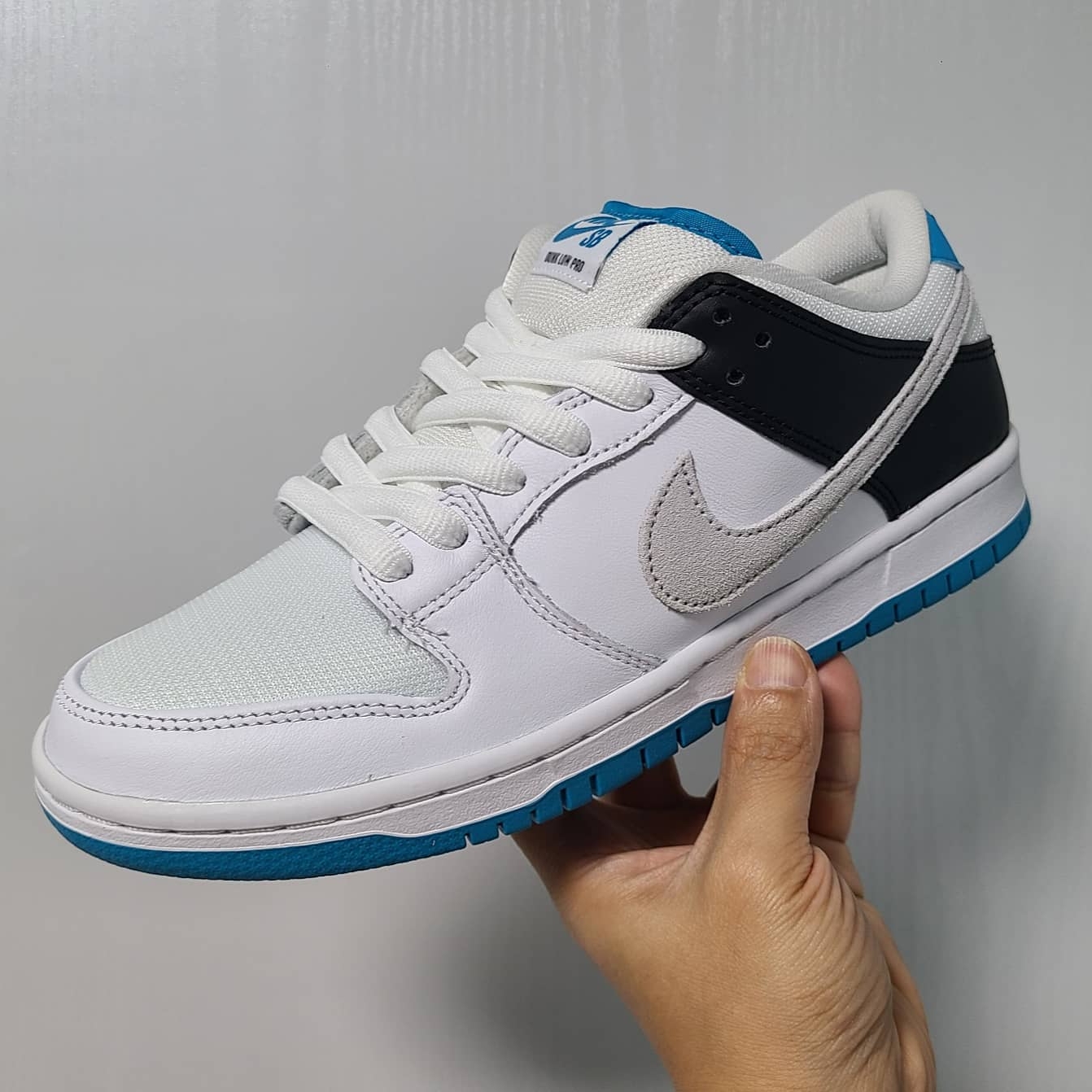 Nike SB Dunk Low Pro Laser Blue 착용 스타일 - 1