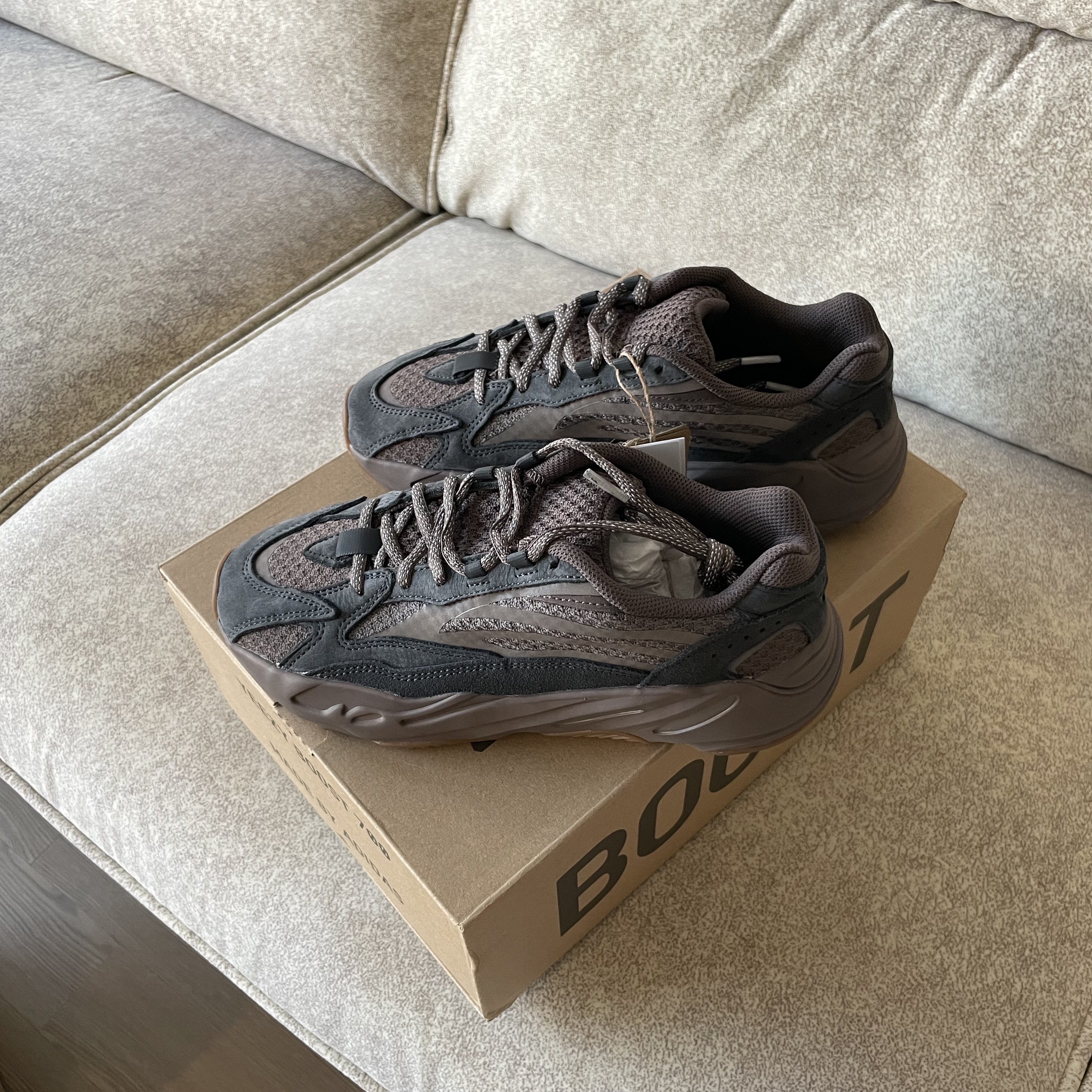 Adidas Yeezy Boost 700 V2 Mauve 착용 스타일 - 2