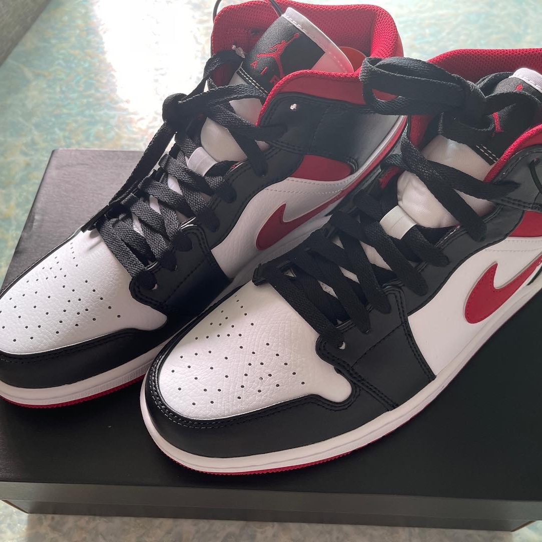 Jordan 1 Mid Gym Red Black White 착용 스타일 - 3