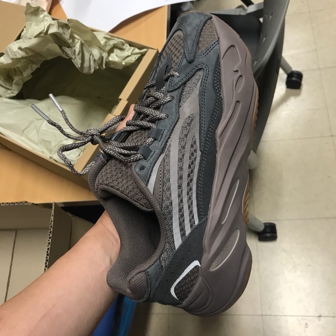 Adidas Yeezy Boost 700 V2 Mauve 착용 스타일