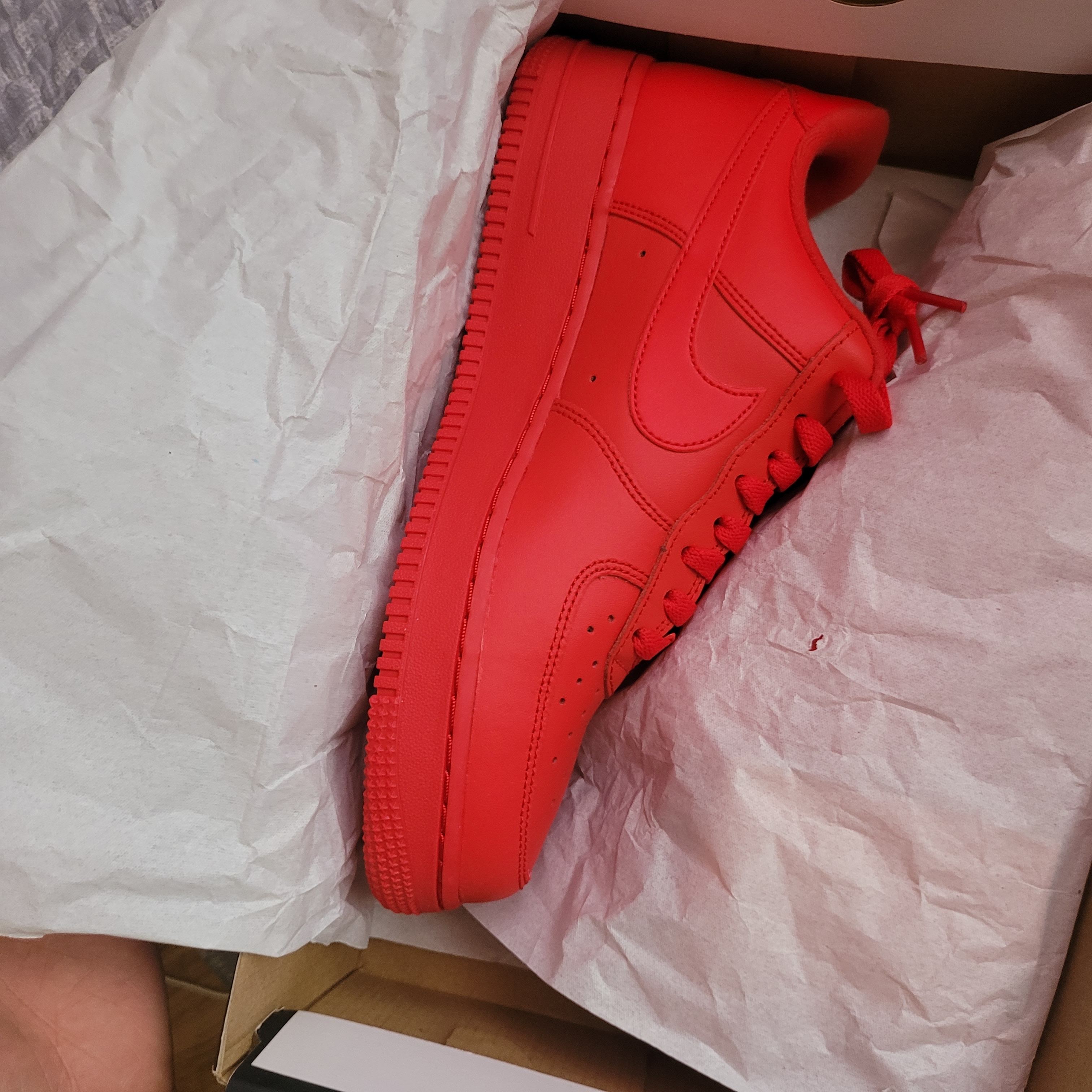 Nike Air Force 1 '07 LV8 Low 1 Triple Red 착용 스타일 - 2