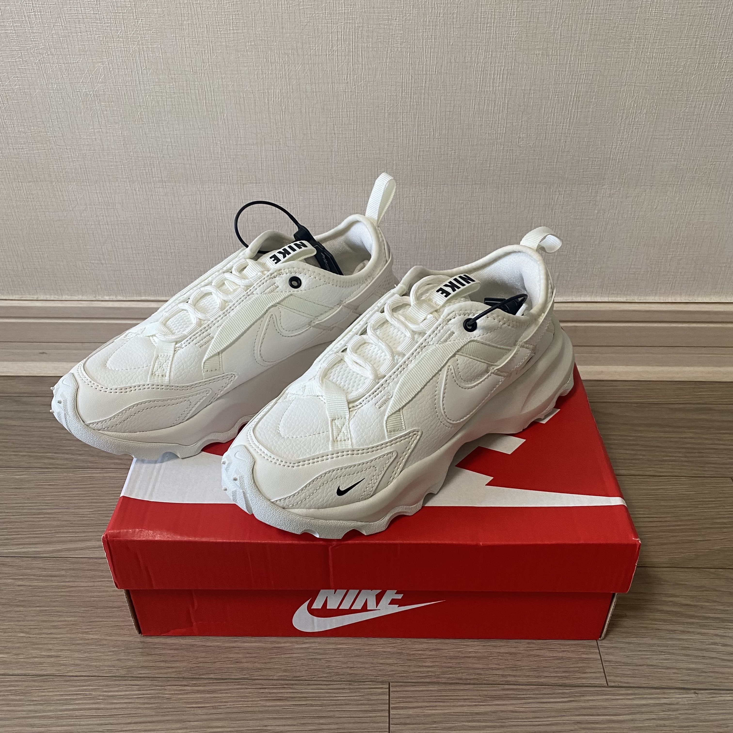 (W) Nike TC 7900 Summit White 착용 스타일