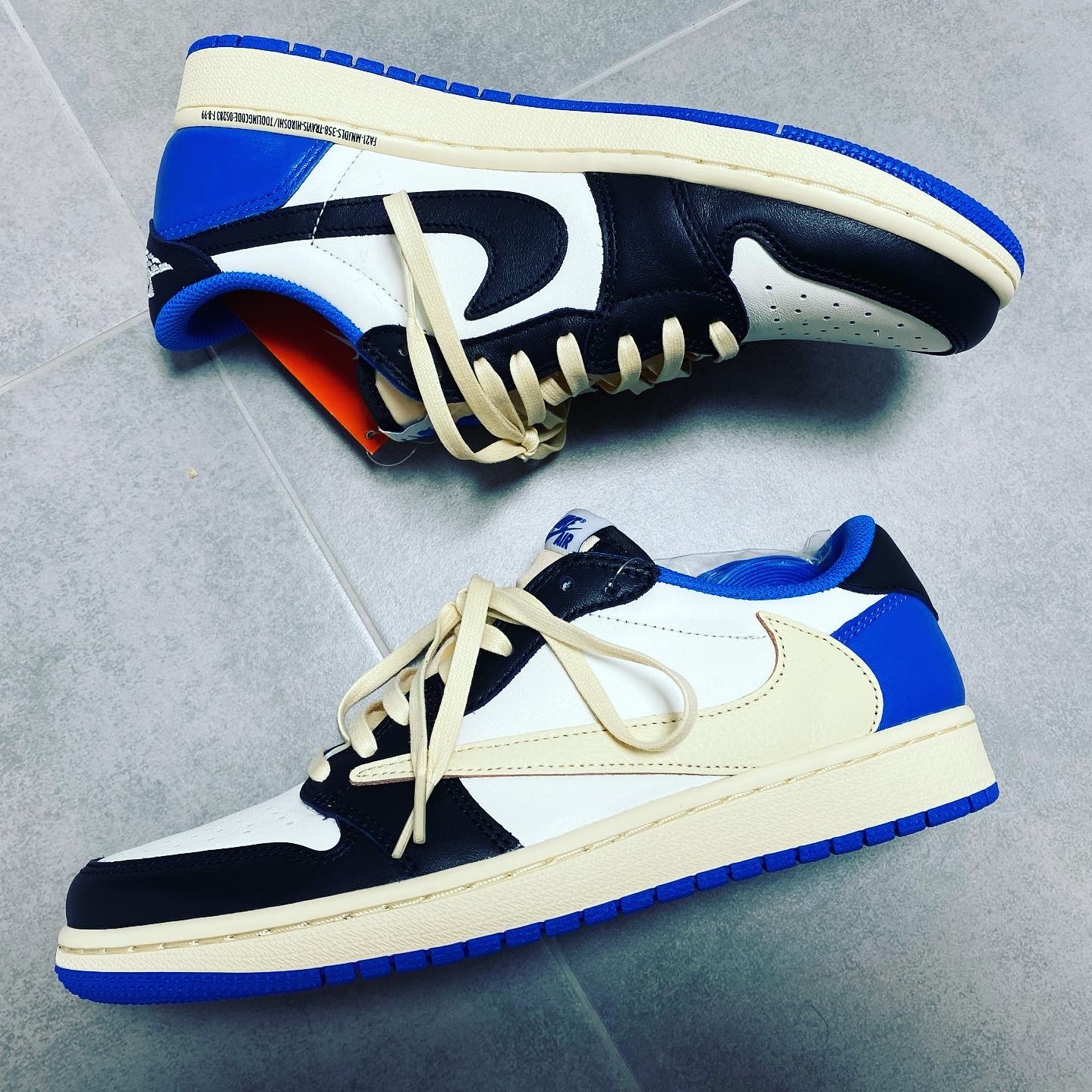 Jordan 1 x Travis Scott x Fragment Retro Low OG SP Military Blue 착용 스타일 - 5