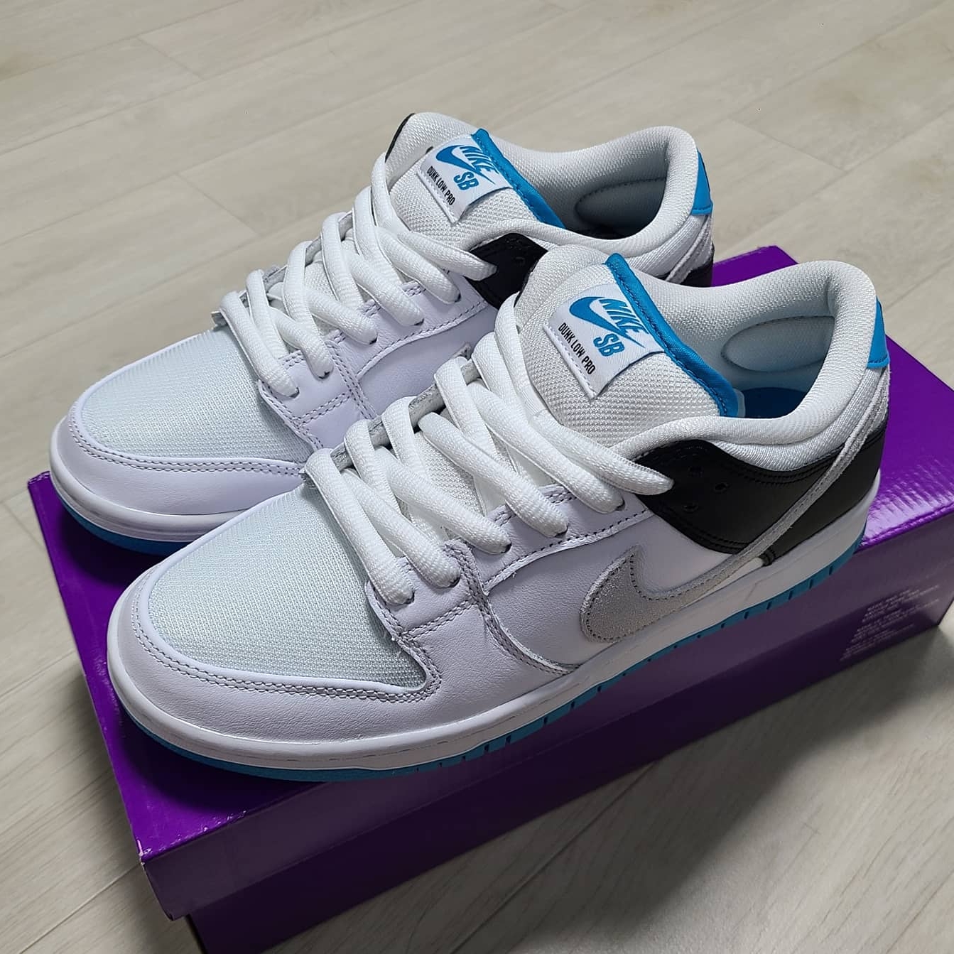 Nike SB Dunk Low Pro Laser Blue 착용 스타일 - 2