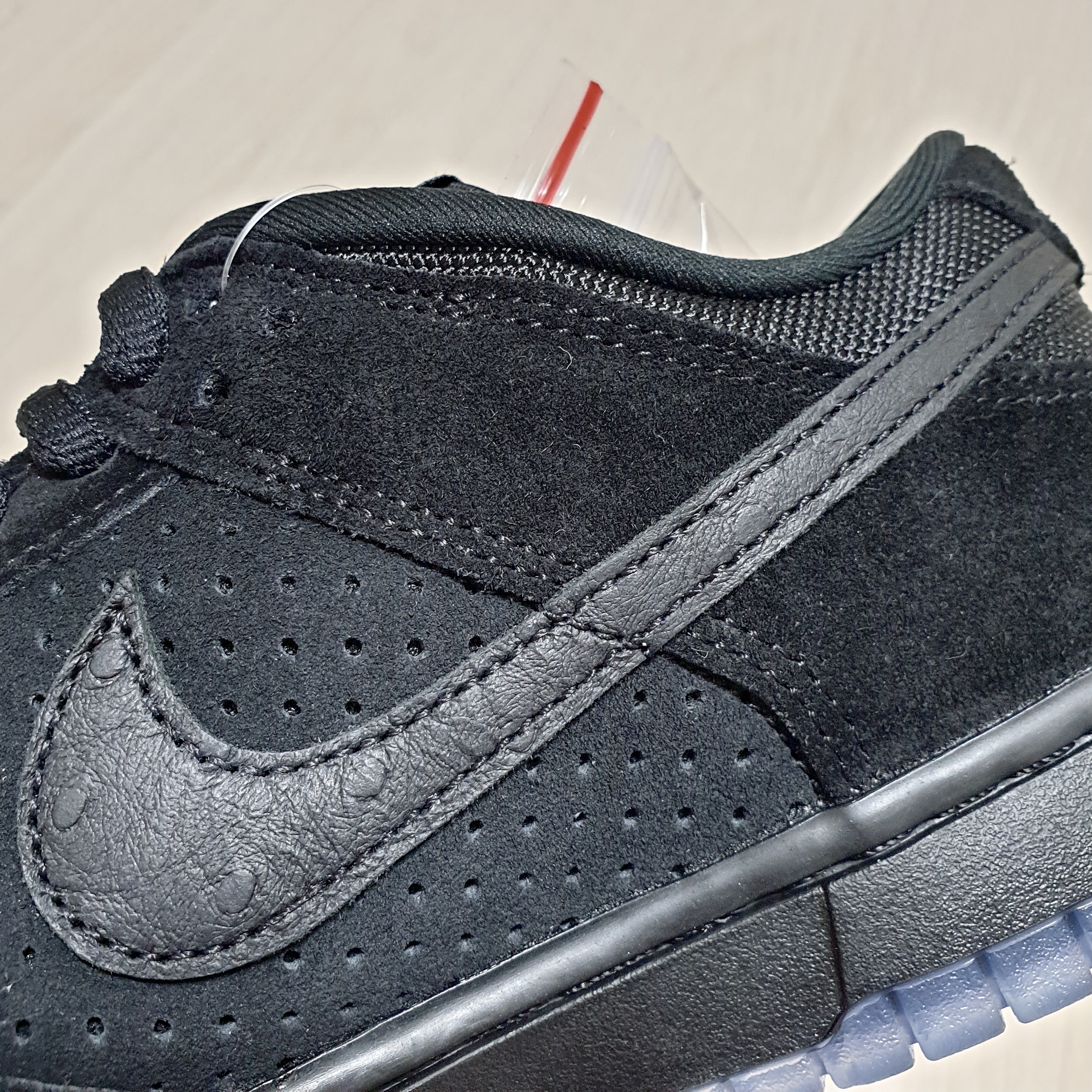 Nike x Undefeated Dunk Low SP 5 On It Black 착용 스타일 - 3