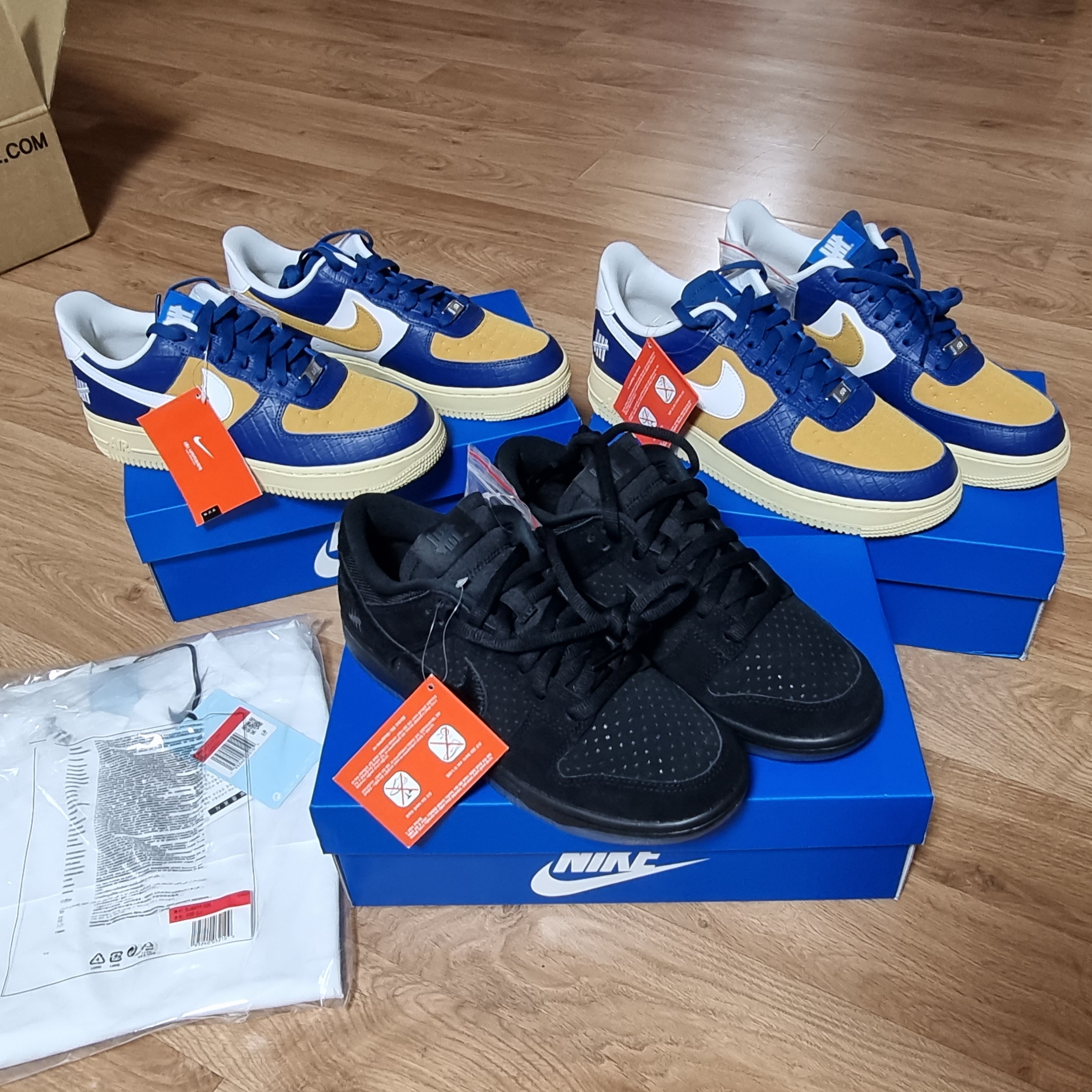 Nike x Undefeated Dunk Low SP 5 On It Black, Nike x Undefeated Air Force 1 Low SP 5 On It Court Blue 착용 스타일 - 3