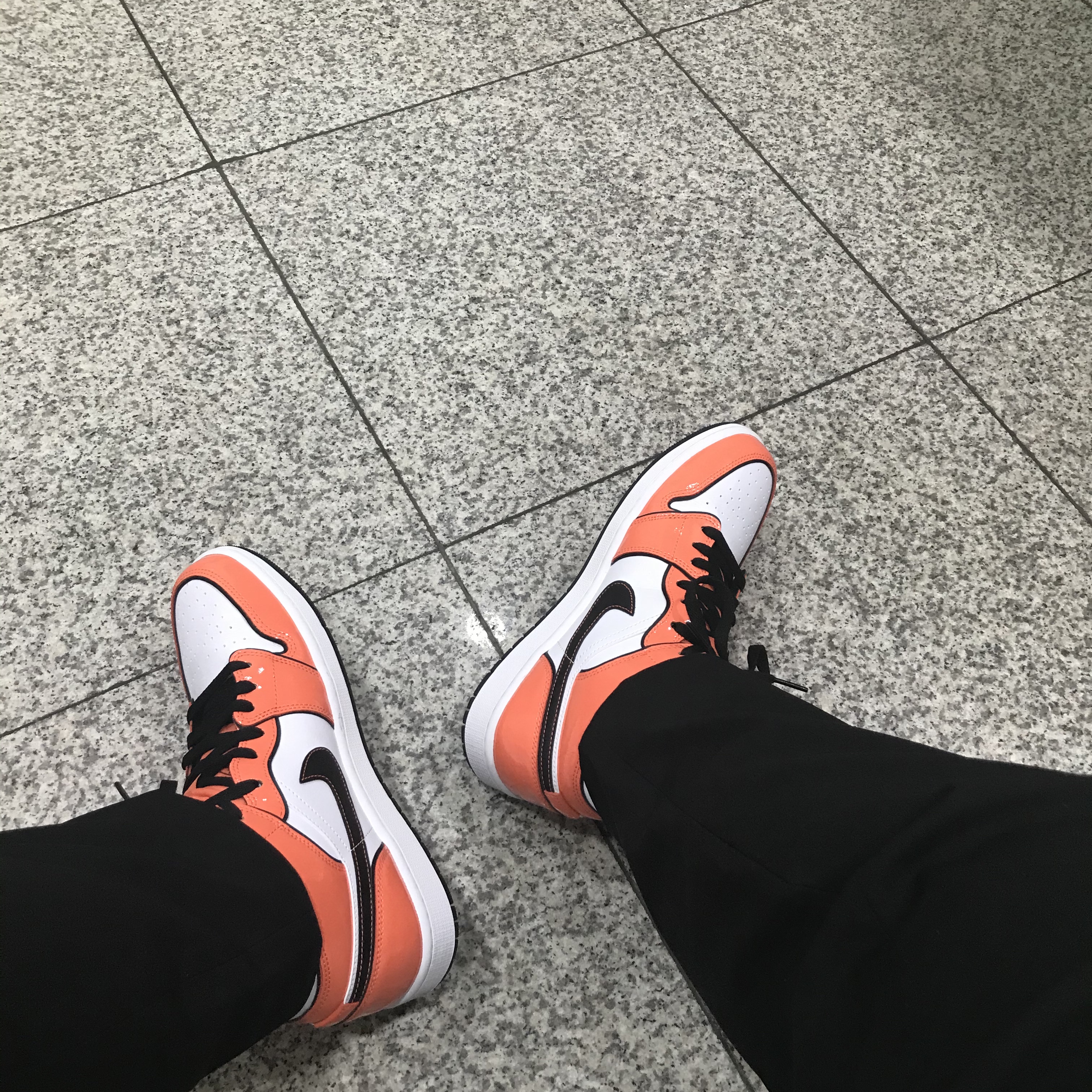 Jordan 1 Mid SE Turf Orange 착용 스타일