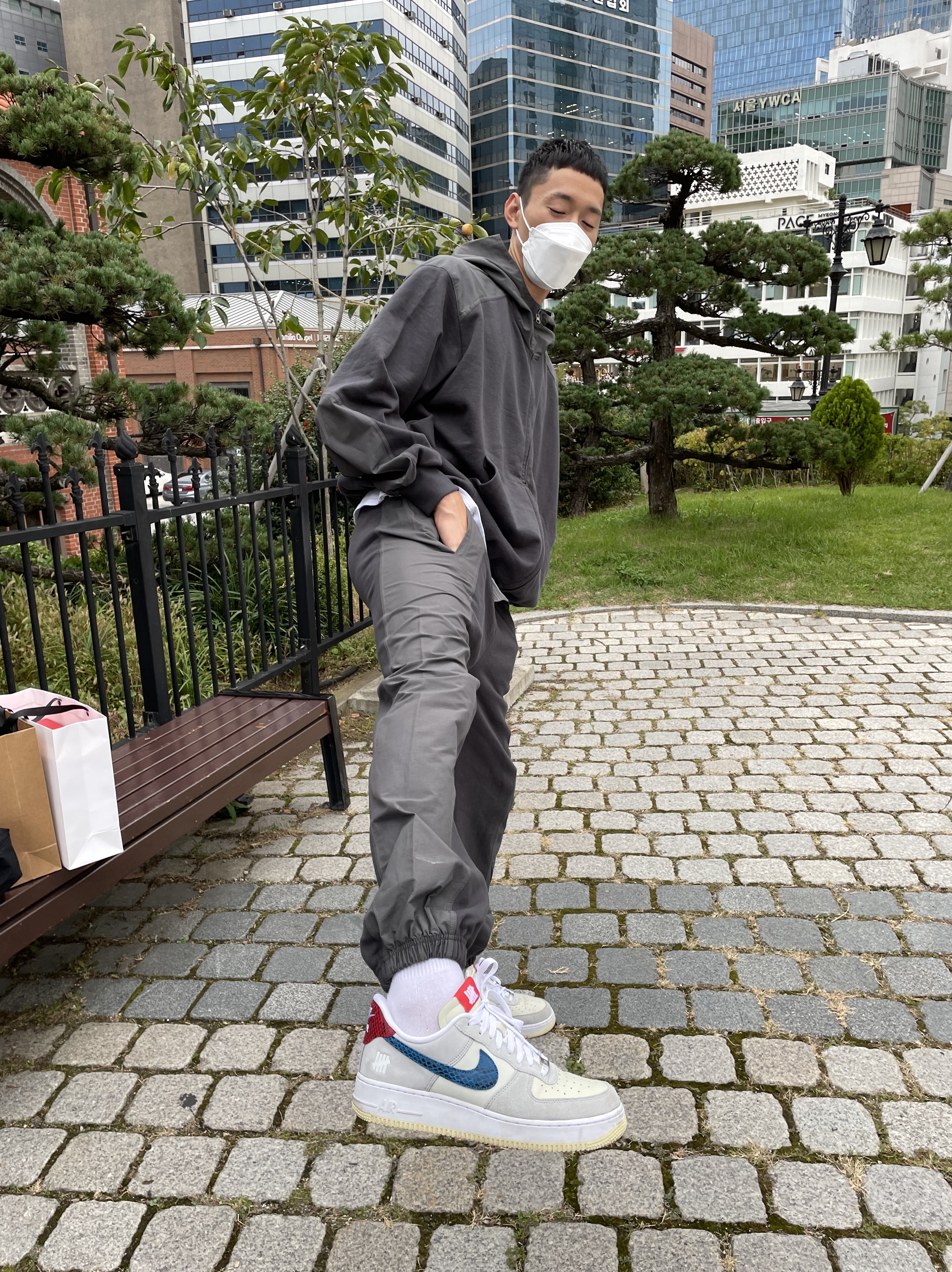 Nike x Undefeated Air Force 1 Low SP 5 On It 착용 스타일 - 3