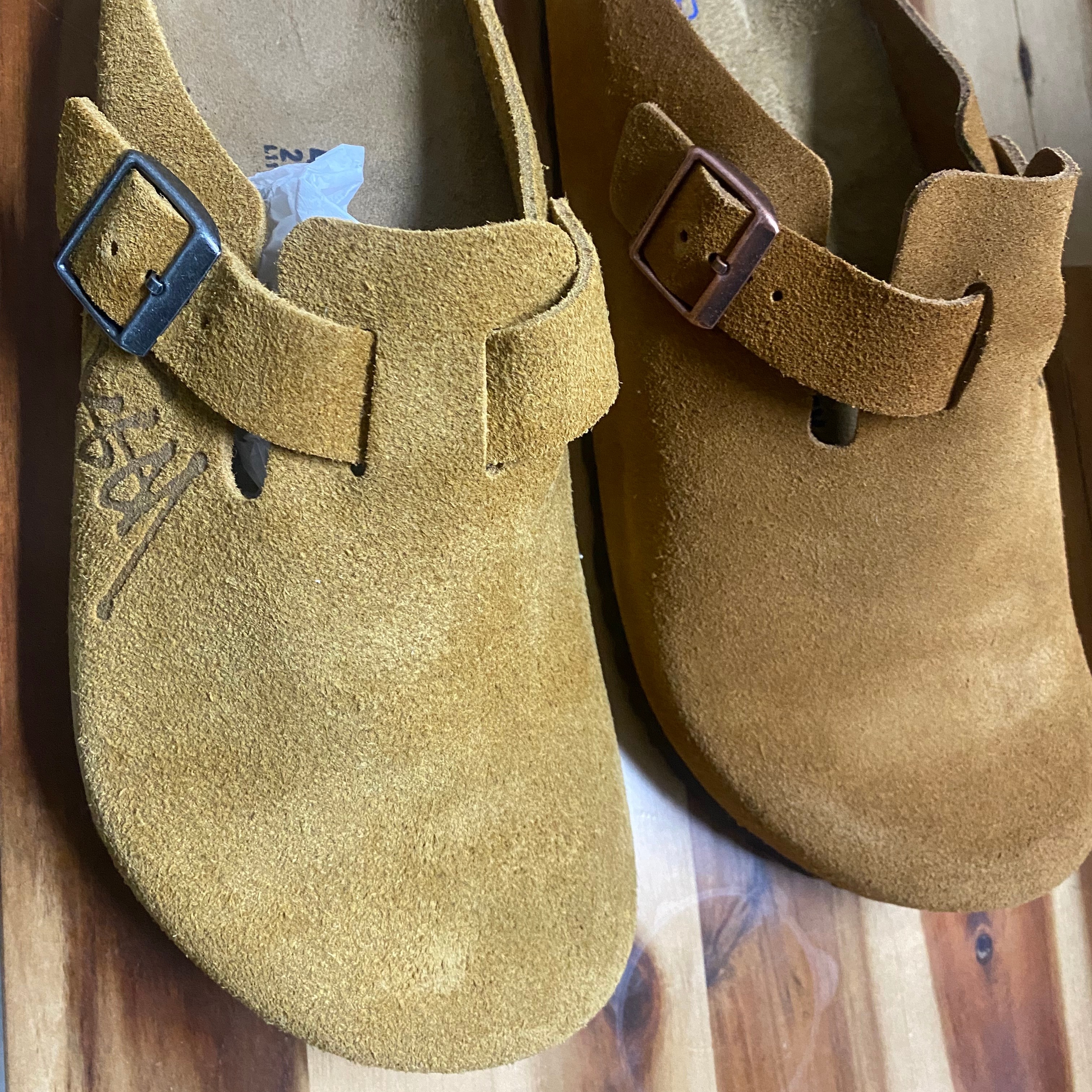 Birkenstock x Stussy Boston Clog Caramel 착용 스타일 - 1