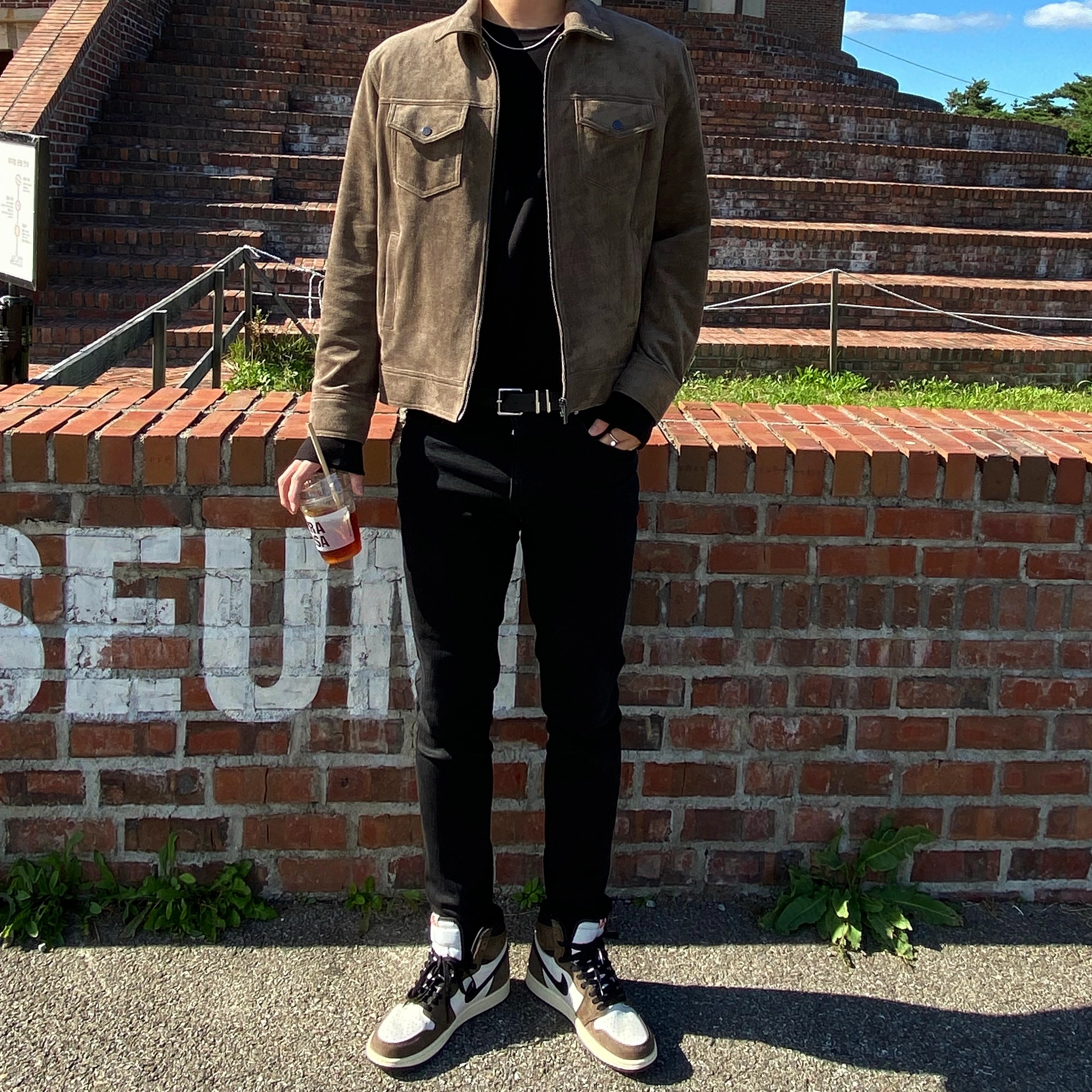 Jordan 1 x Travis Scott Retro High OG SP Mocha, Jordan x Travis Scott MJ Track Pants 착용 스타일 - 1