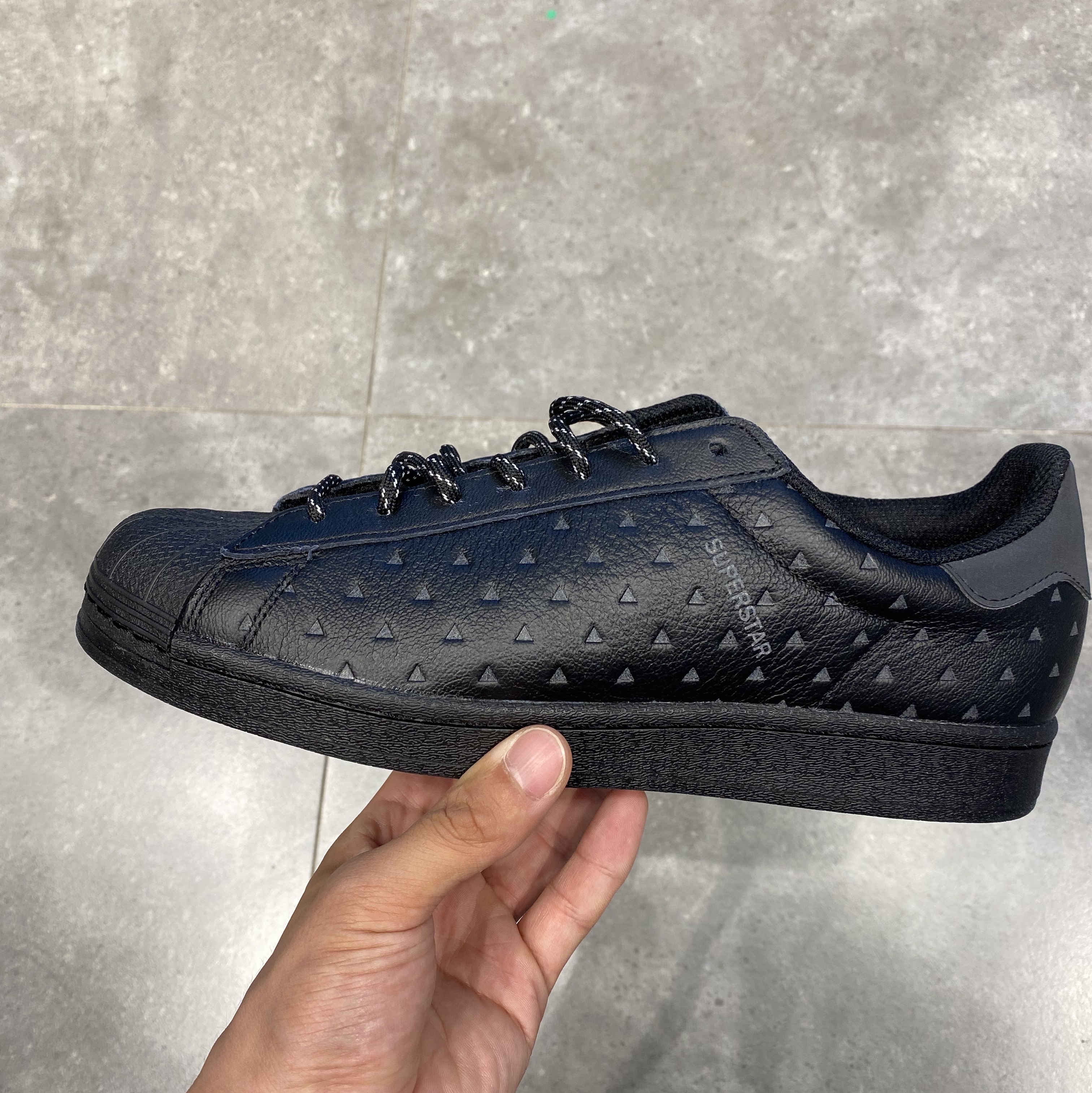 Adidas x Pharrell Williams Superstar Black Future 착용 스타일