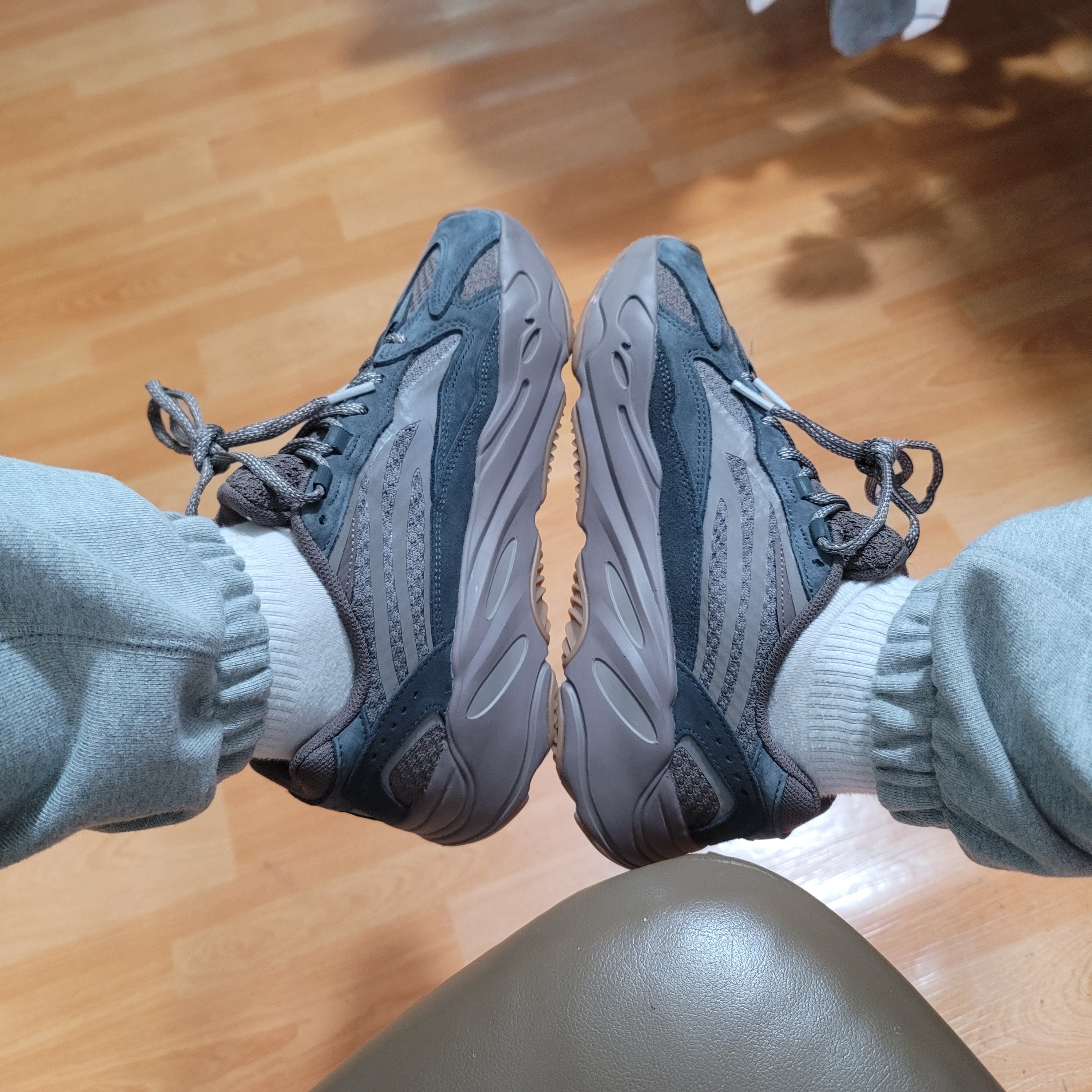 Adidas Yeezy Boost 700 V2 Mauve 착용 스타일 - 3