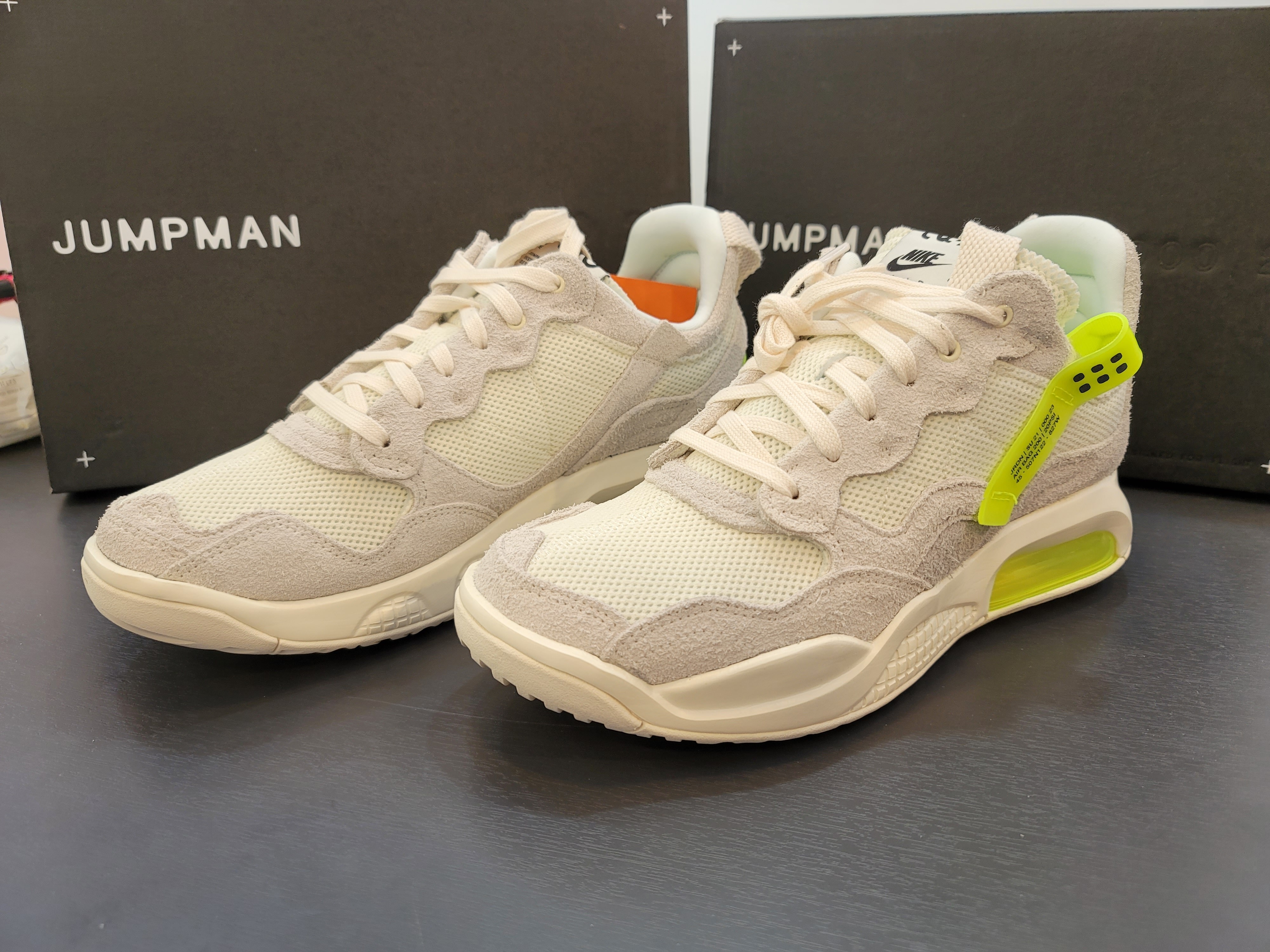 Jordan MA2 Pale Ivory Volt 착용 스타일 - 2