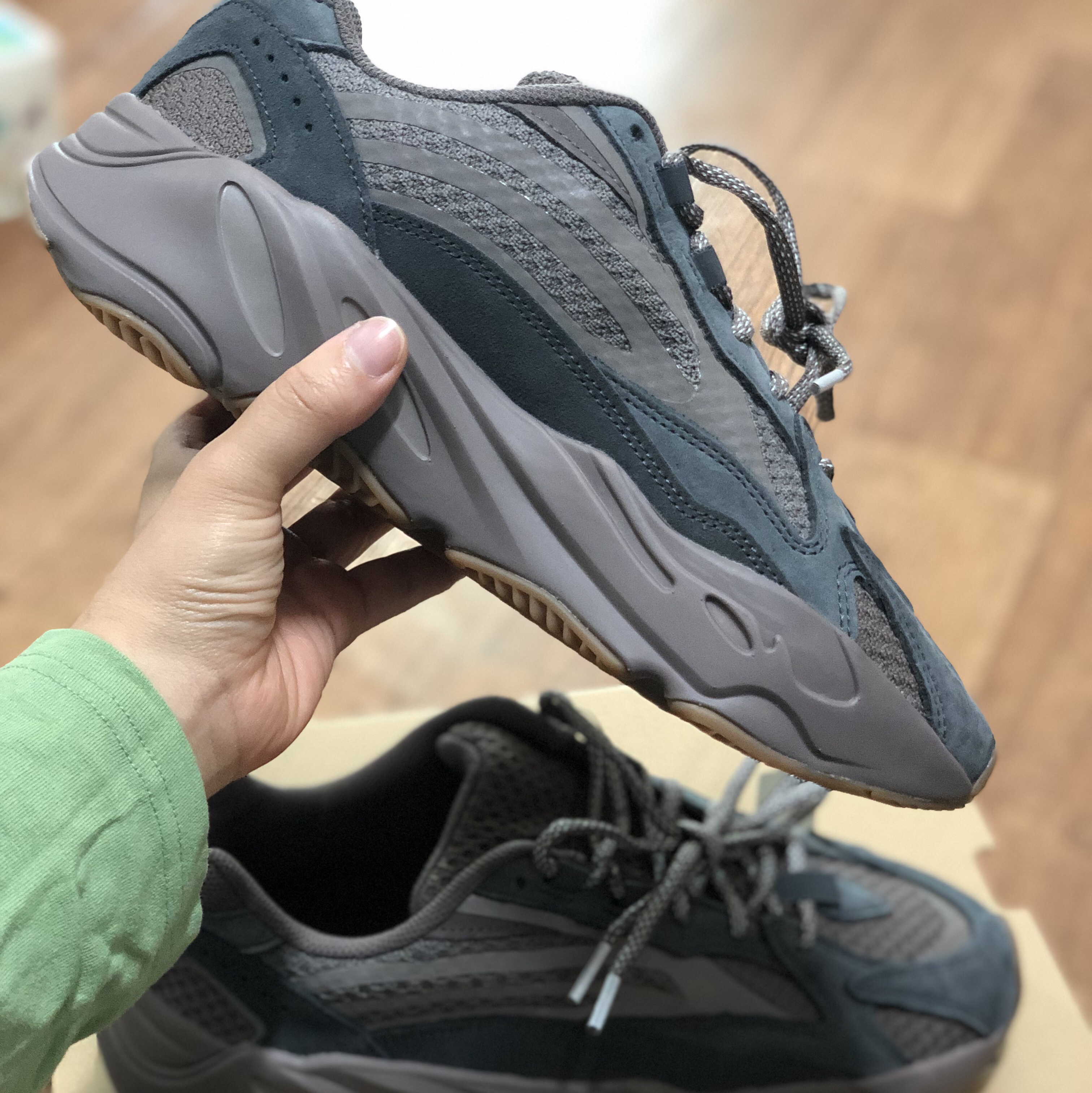 Adidas Yeezy Boost 700 V2 Mauve 착용 스타일 - 3