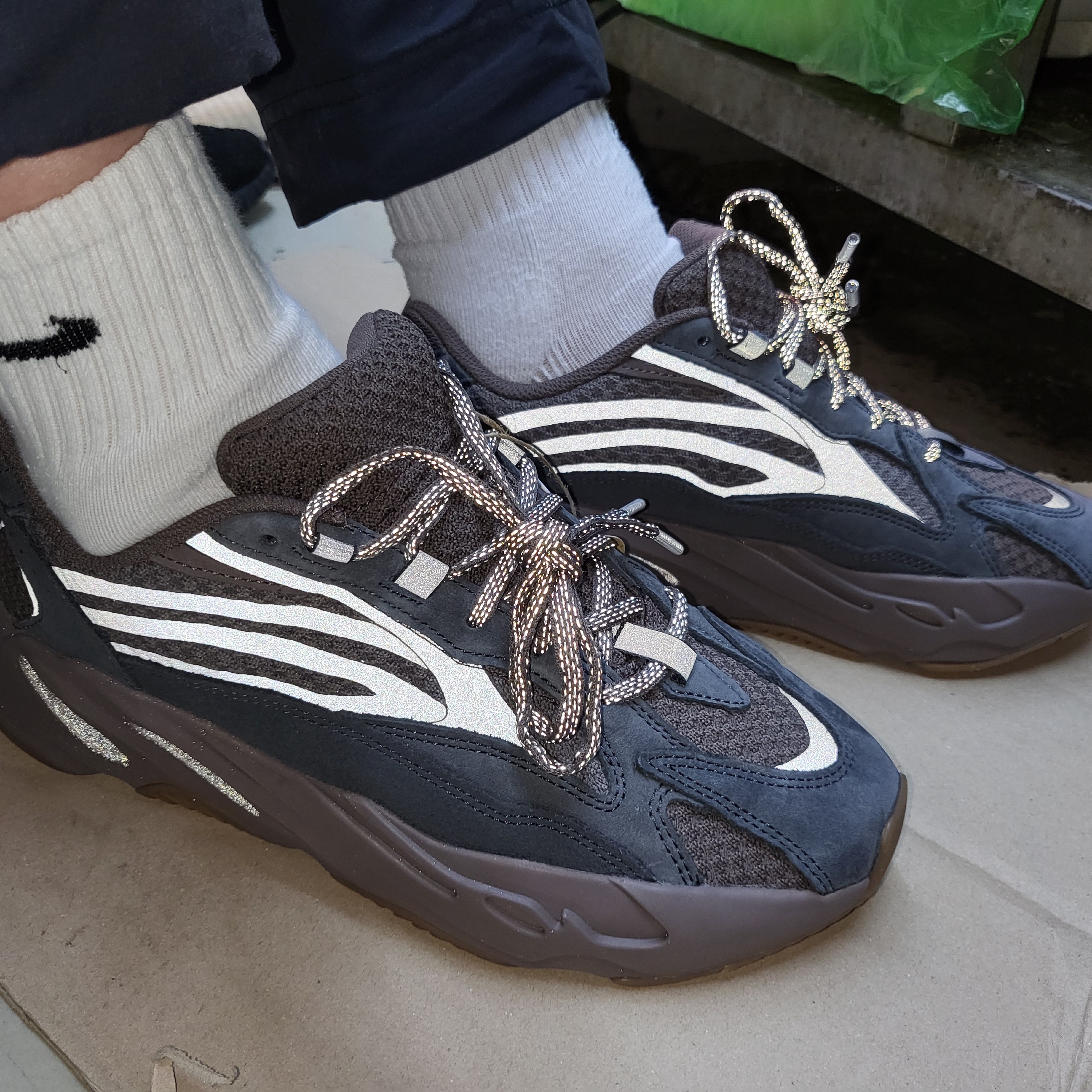Adidas Yeezy Boost 700 V2 Mauve 착용 스타일 - 2