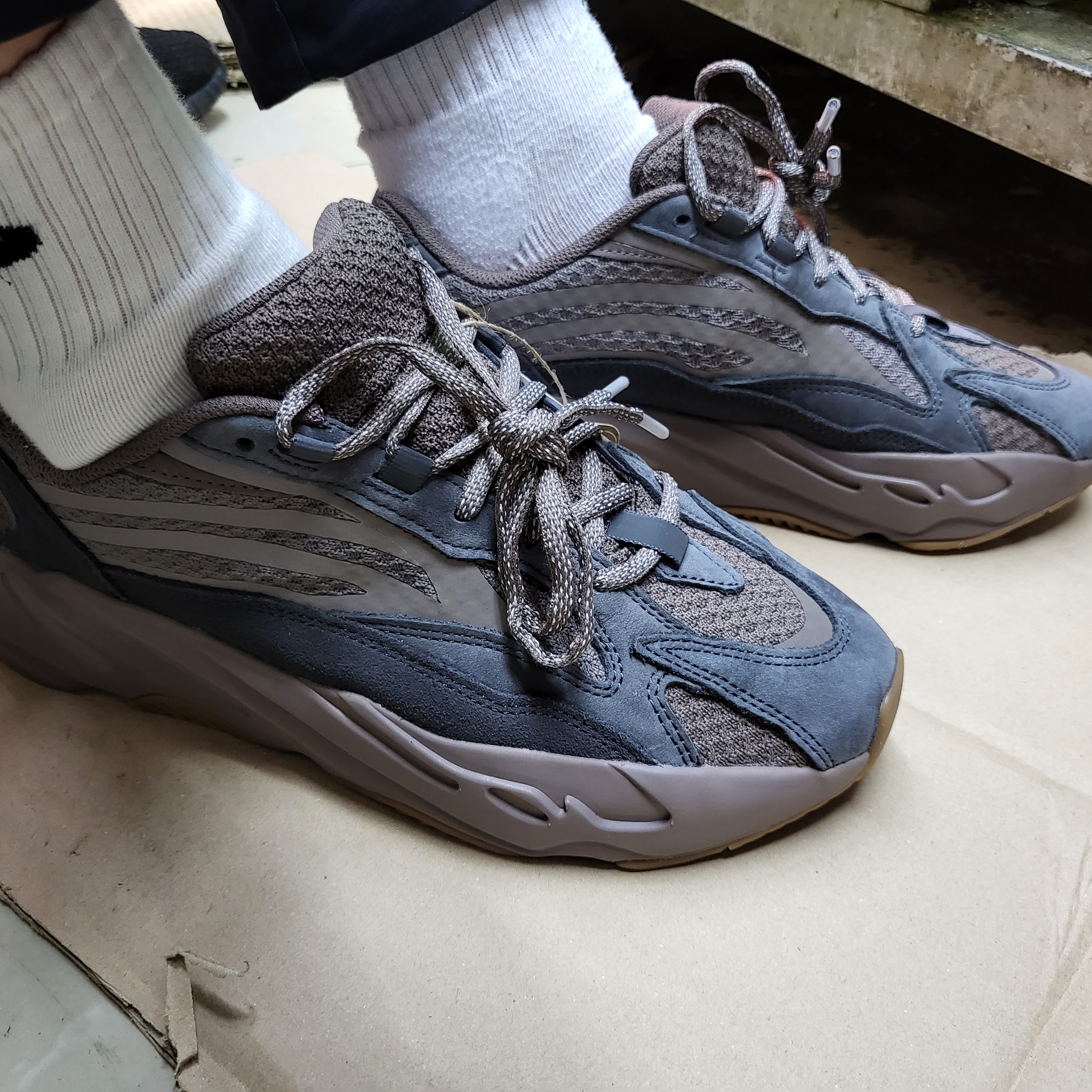 Adidas Yeezy Boost 700 V2 Mauve 착용 스타일 - 1