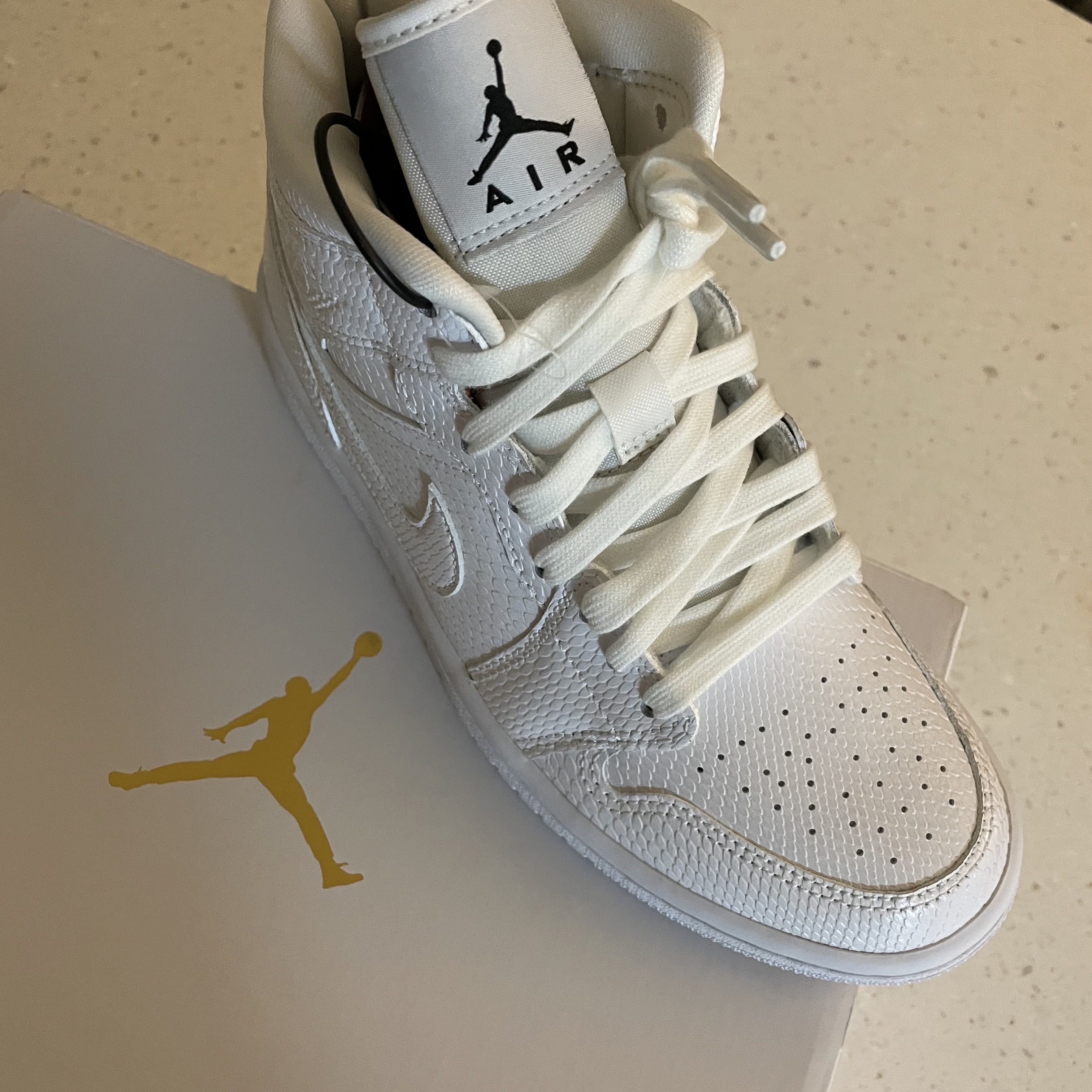 (W) Jordan 1 Mid White Snakeskin 착용 스타일 - 2