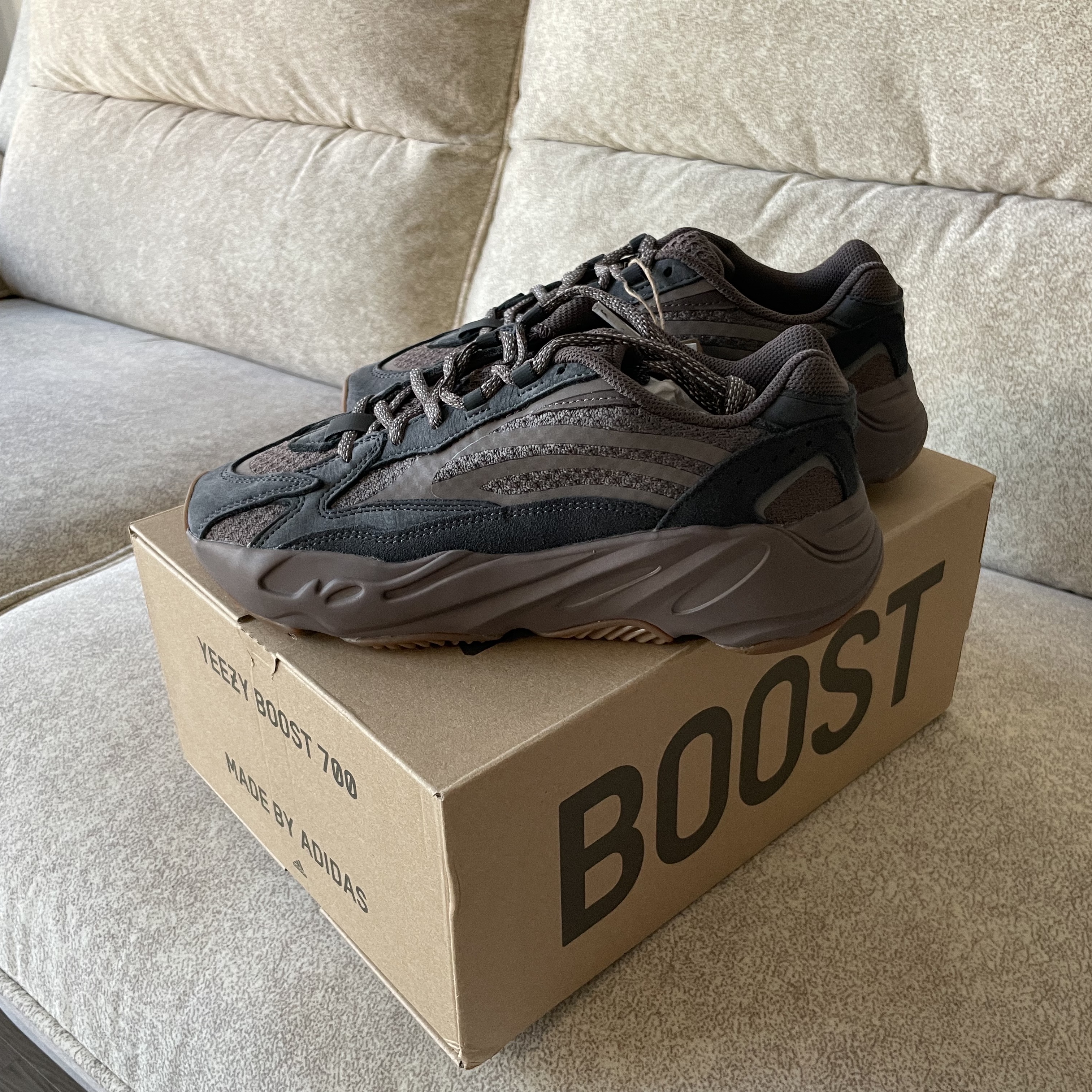 Adidas Yeezy Boost 700 V2 Mauve 착용 스타일 - 1