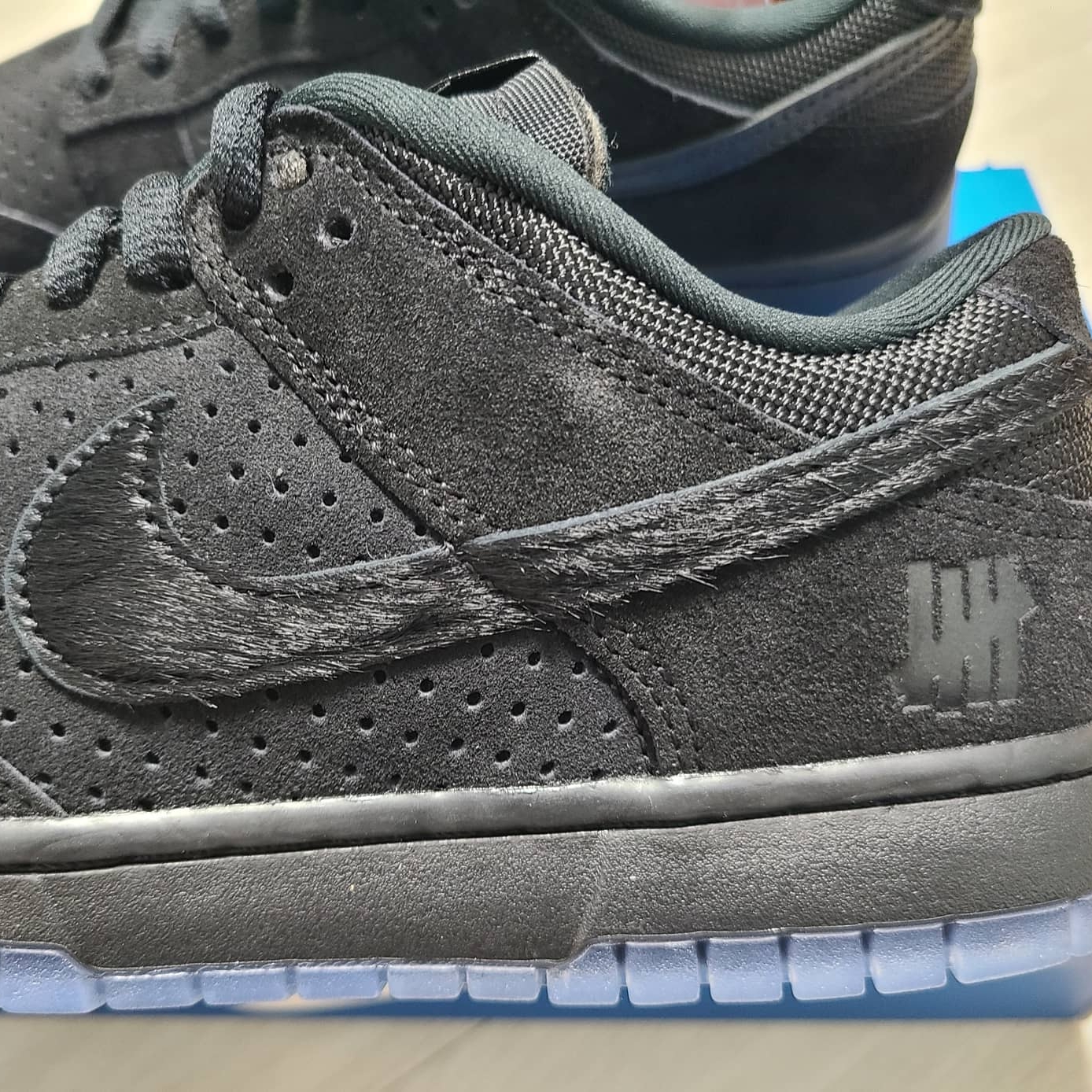 Nike x Undefeated Dunk Low SP 5 On It Black 착용 스타일 - 3