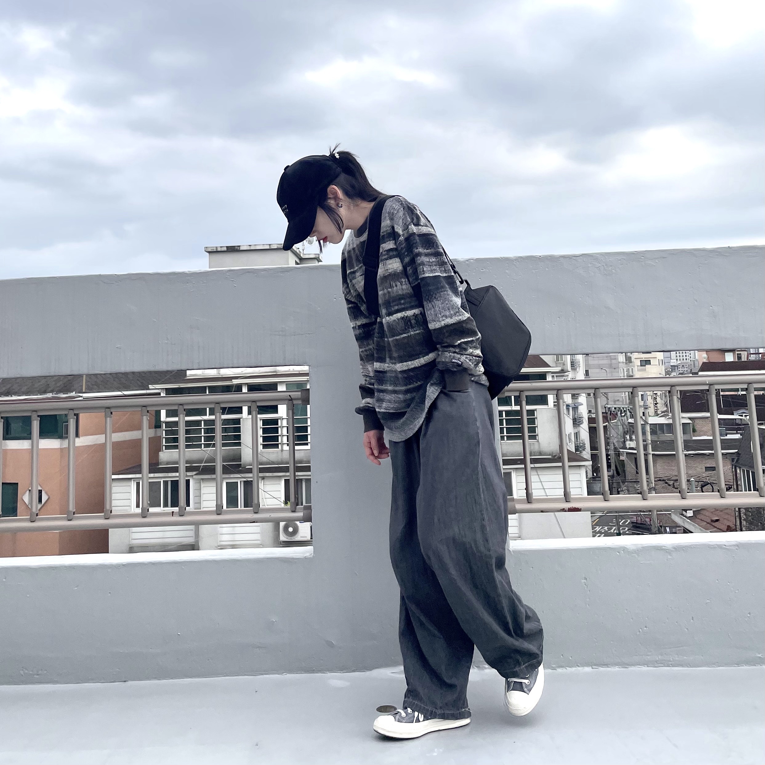 Converse x Play Comme des Garcons Chuck 70 Ox Steel Gray 착용 스타일 - 2