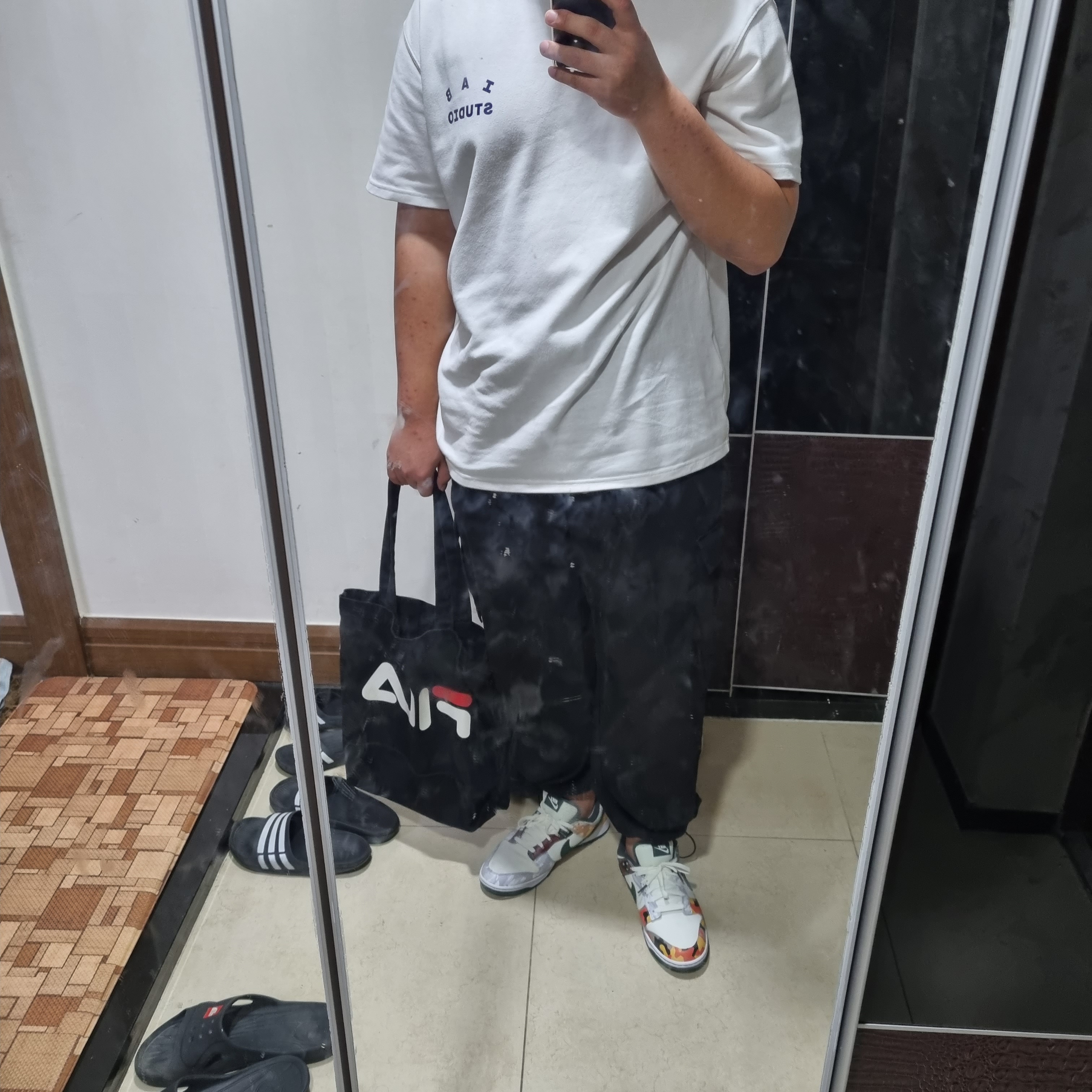 IAB Studio T-Shirt White, Nike Dunk Low SE Sail Multi Camo 착용 스타일