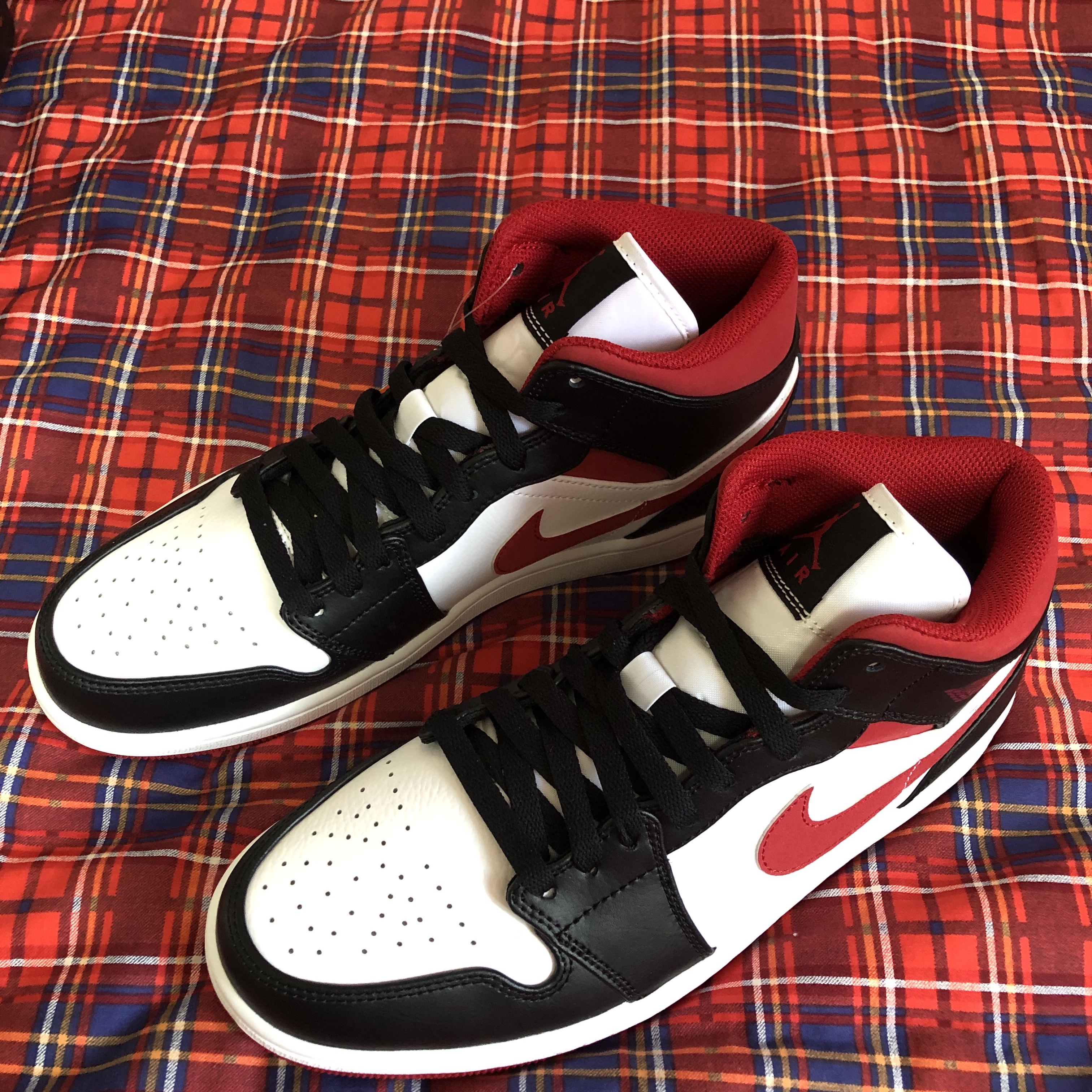 Jordan 1 Mid Gym Red Black White 착용 스타일