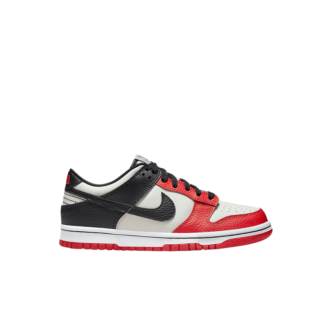 (GS) 나이키 x NBA 덩크 로우 블랙 앤 칠리 레드((GS) Nike x NBA Dunk Low Black and Chile Red)