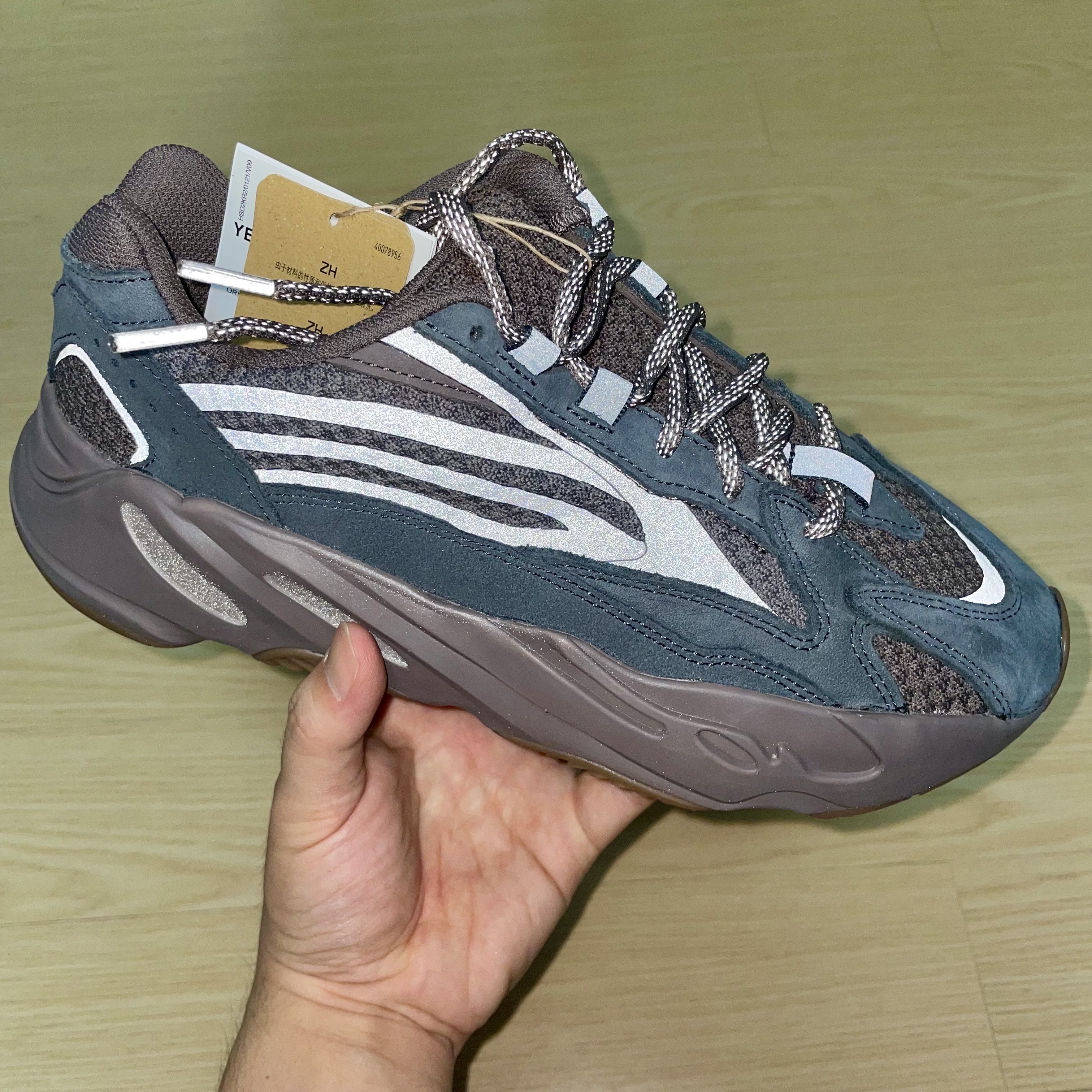 Adidas Yeezy Boost 700 V2 Mauve 착용 스타일 - 1