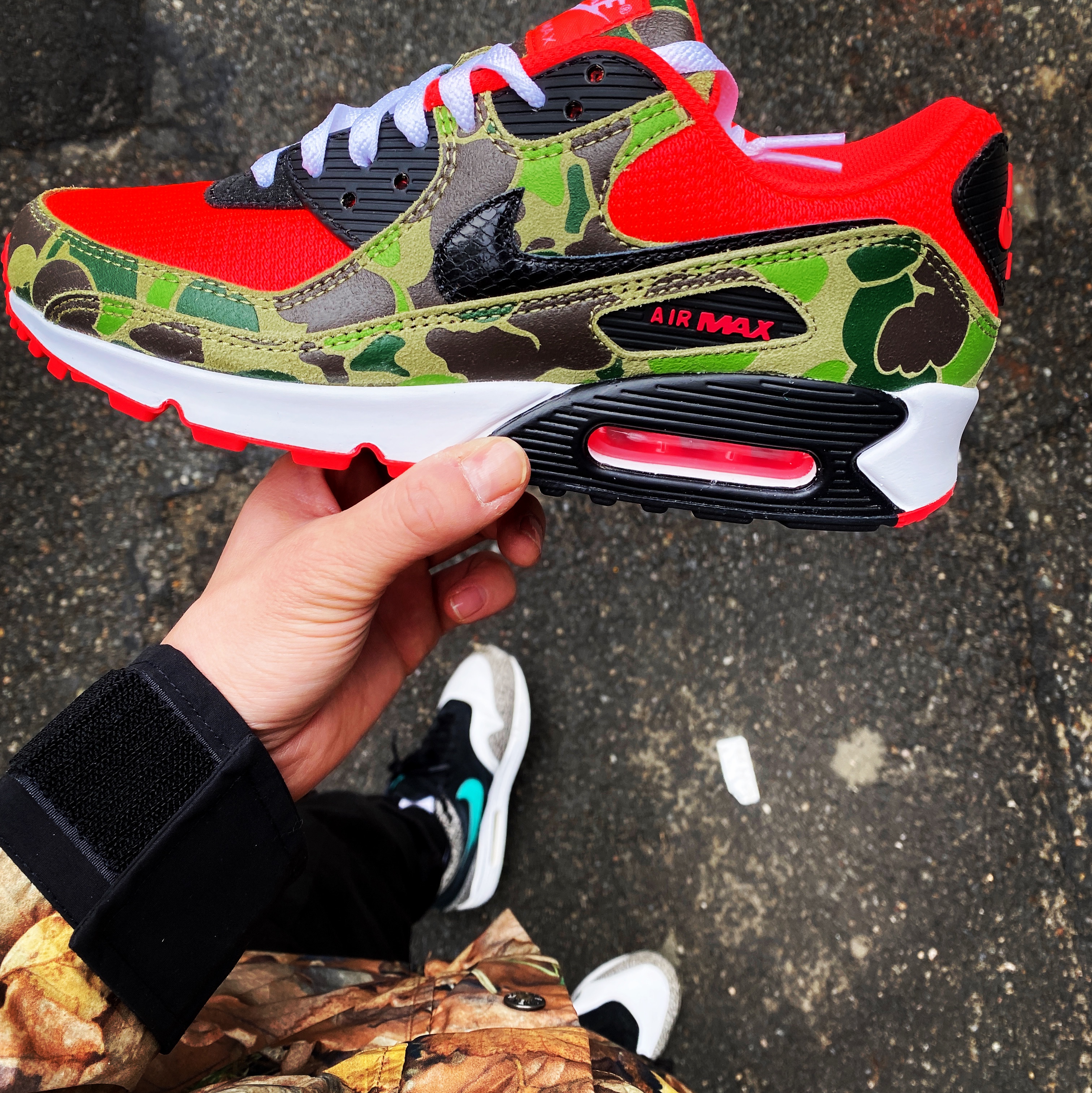 Nike Air Max 90 SP Dark Sage and Solar Red, NIke x Atmos Air Max 1 Elephant 2017 착용 스타일