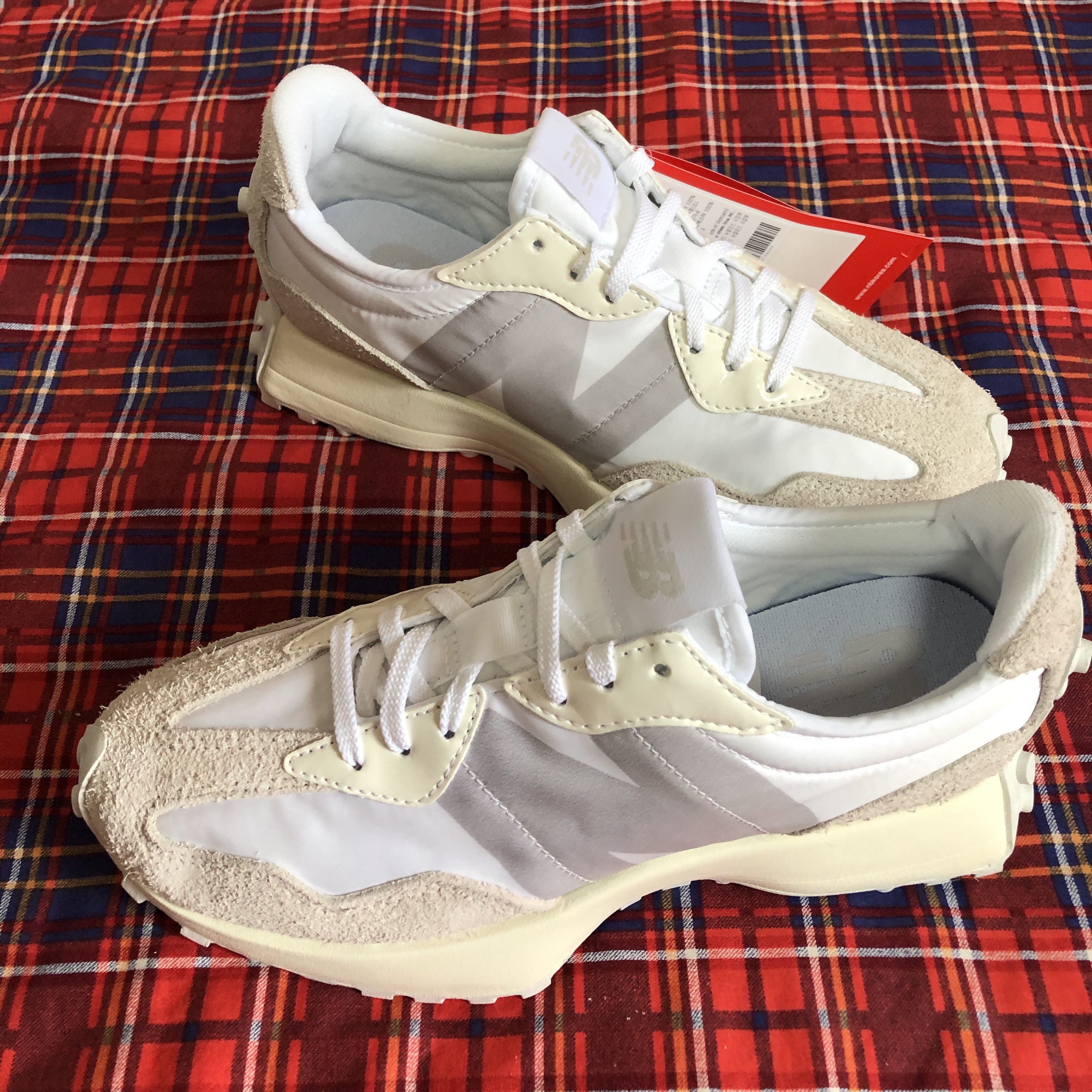 (W) New Balance 327 White Moonbeam, New Balance 327 White Black 착용 스타일 - 1