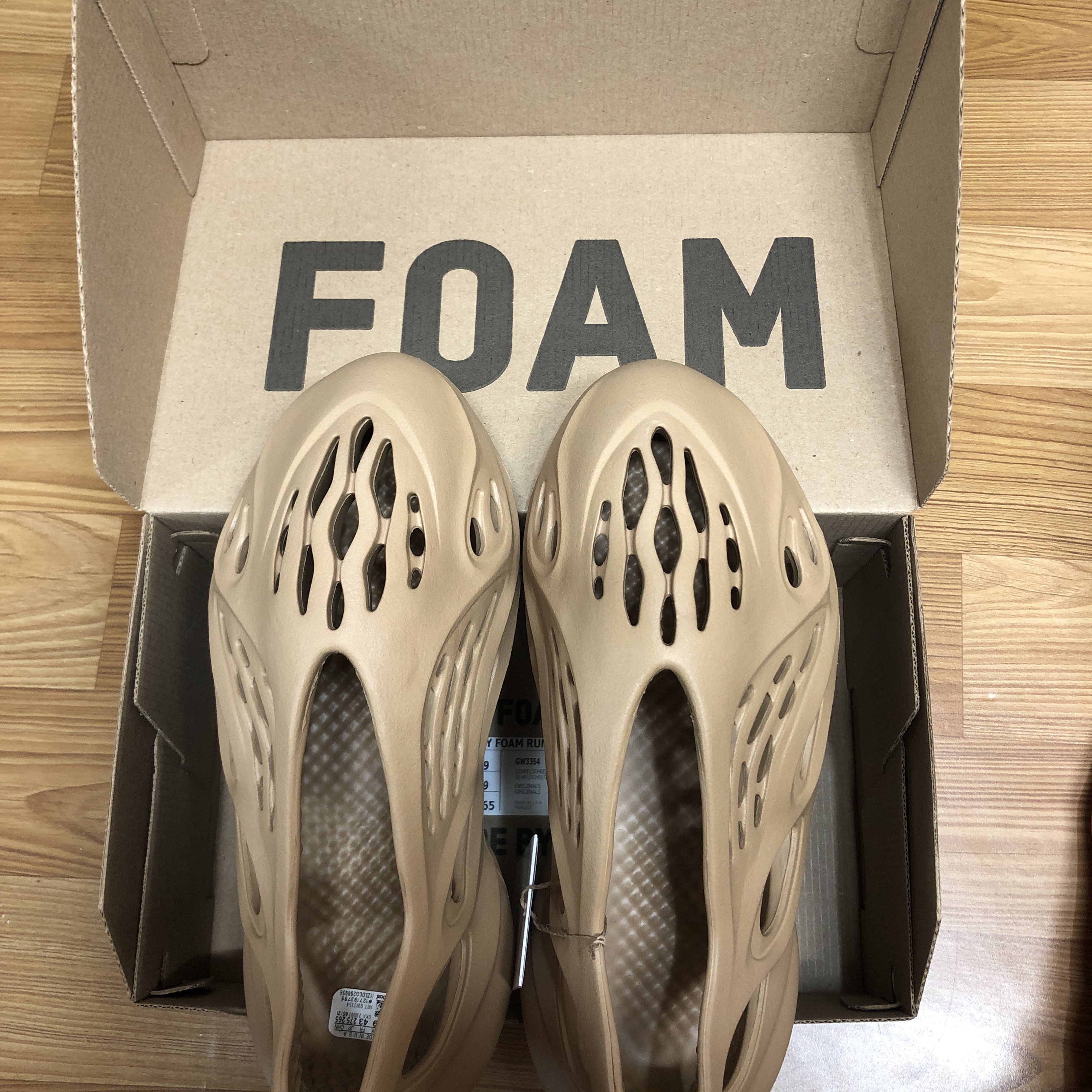 Adidas Yeezy Foam RNNR Ochre 착용 스타일