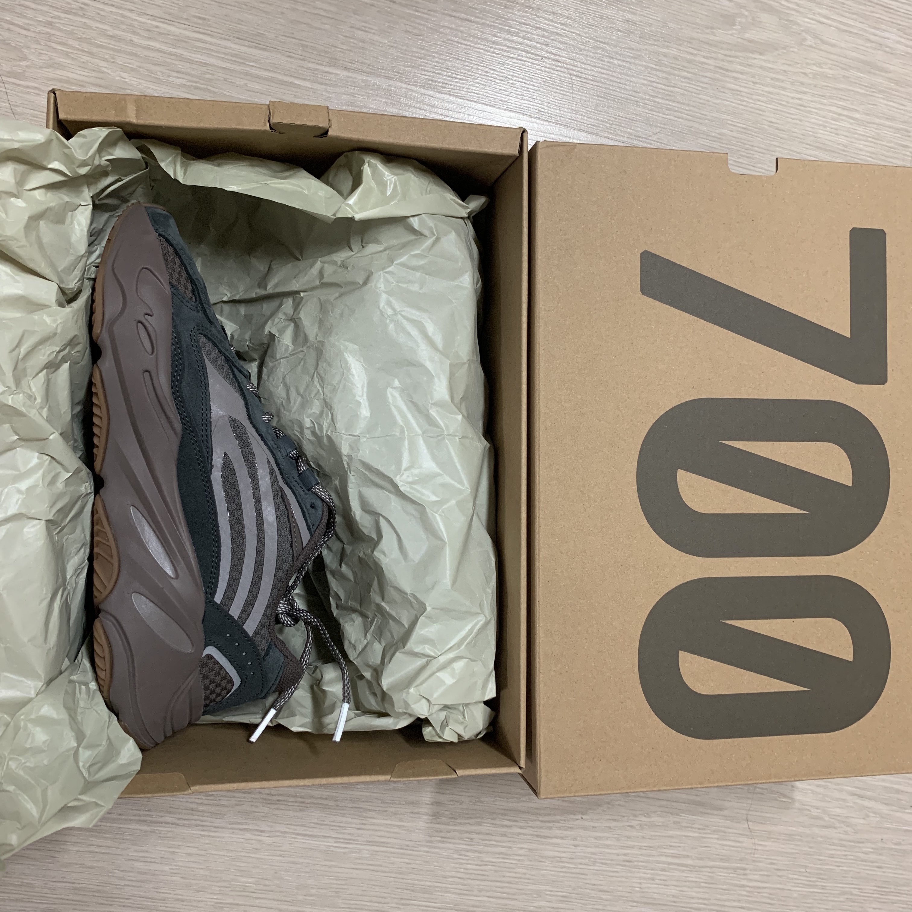 Adidas Yeezy Boost 700 V2 Mauve 착용 스타일 - 1