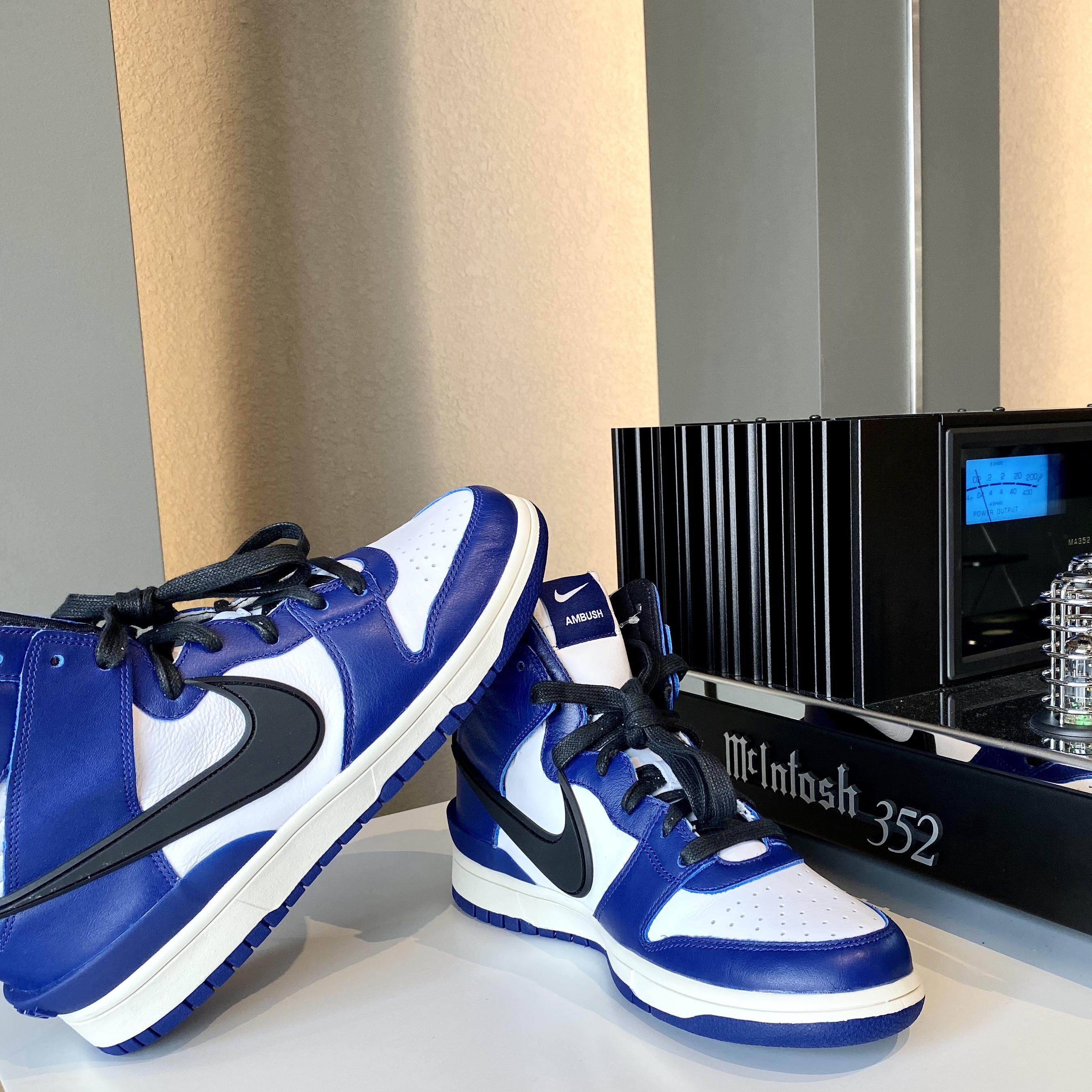Nike x Ambush Dunk High Deep Royal Blue, Stussy DSM World Tour T-Shirt Black 착용 스타일 - 3