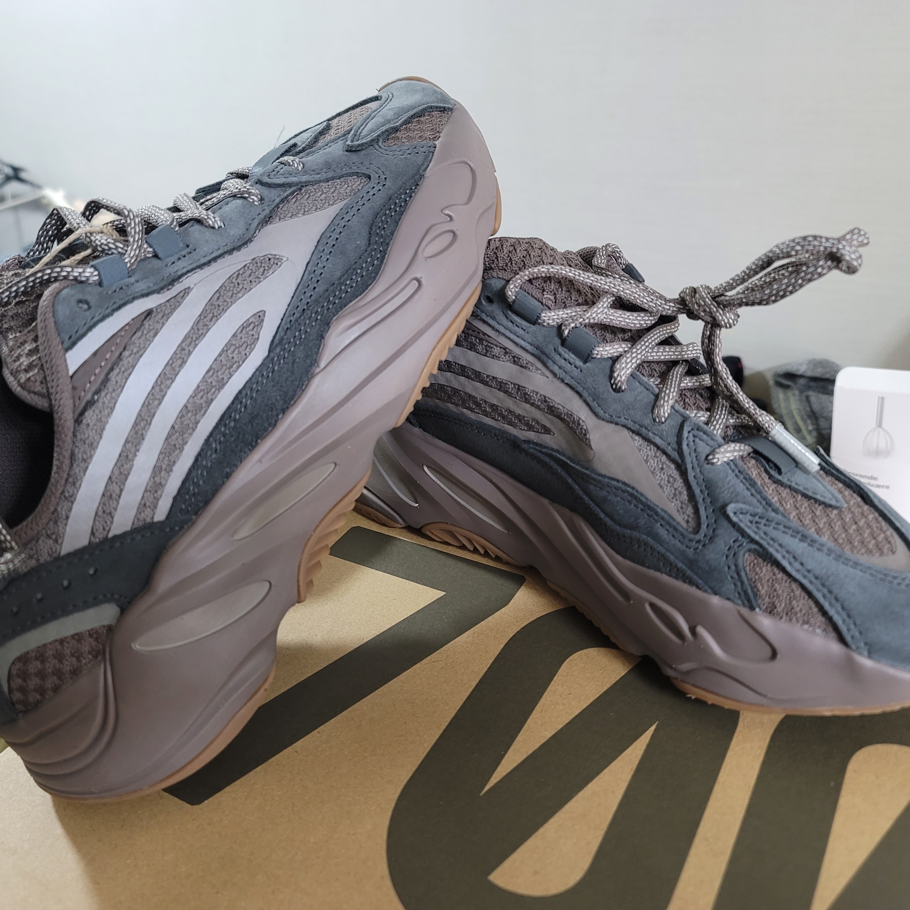 Adidas Yeezy Boost 700 V2 Mauve 착용 스타일 - 2