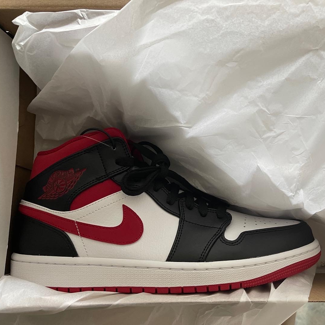 Jordan 1 Mid Gym Red Black White 착용 스타일 - 2