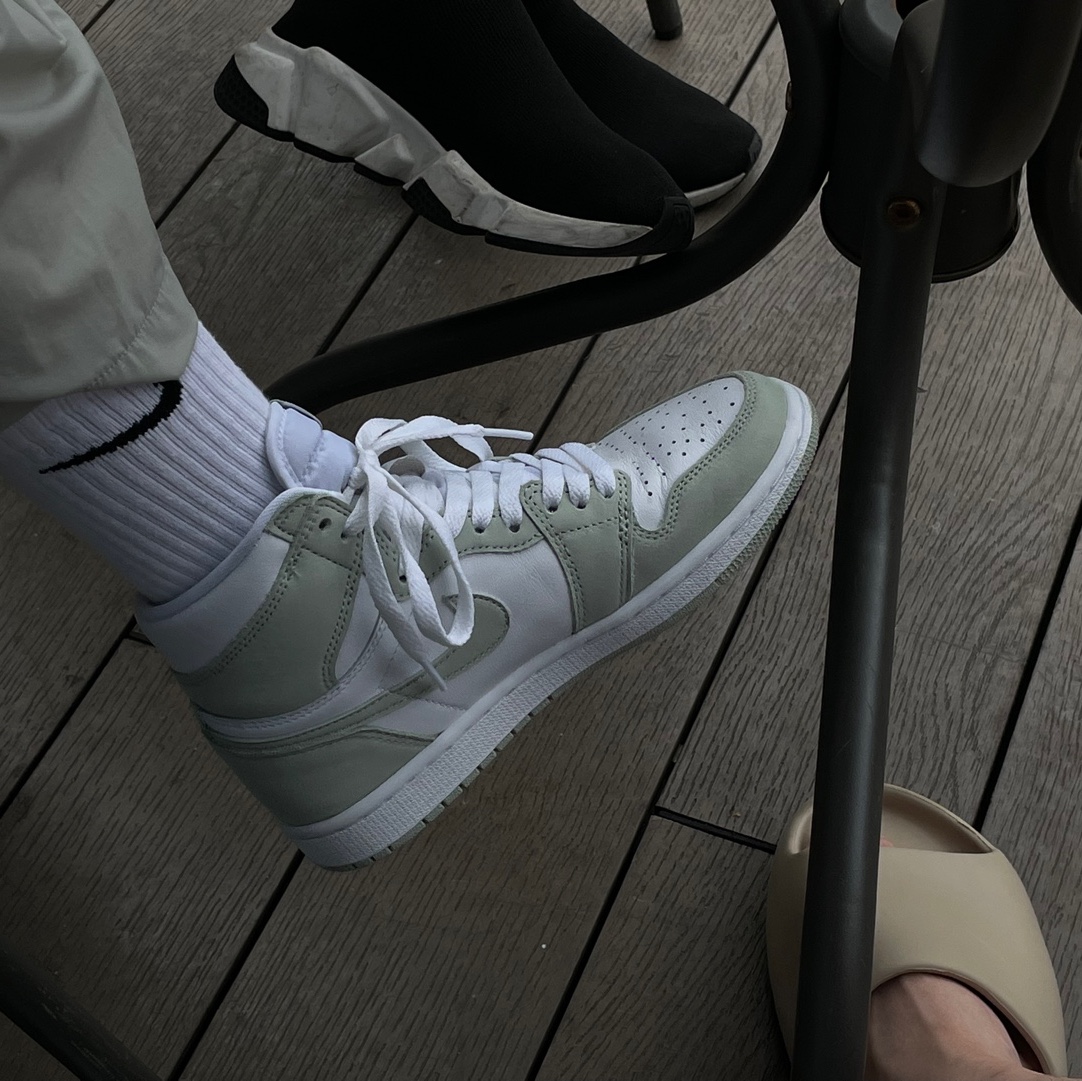 (W) Jordan 1 Retro High OG Seafoam, Adidas Yeezy Slide Pure 착용 스타일
