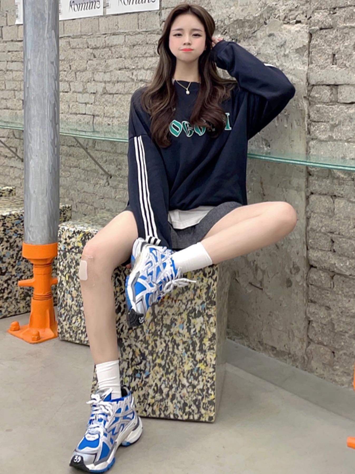 Balenciaga Runner Sneakers Blue White 착용 스타일 - 2
