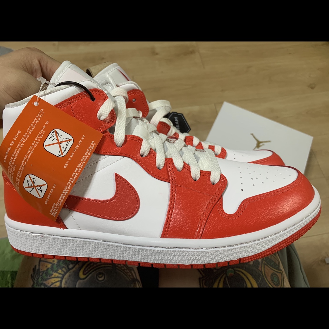 (W) Jordan 1 Mid Habanero Red 착용 스타일