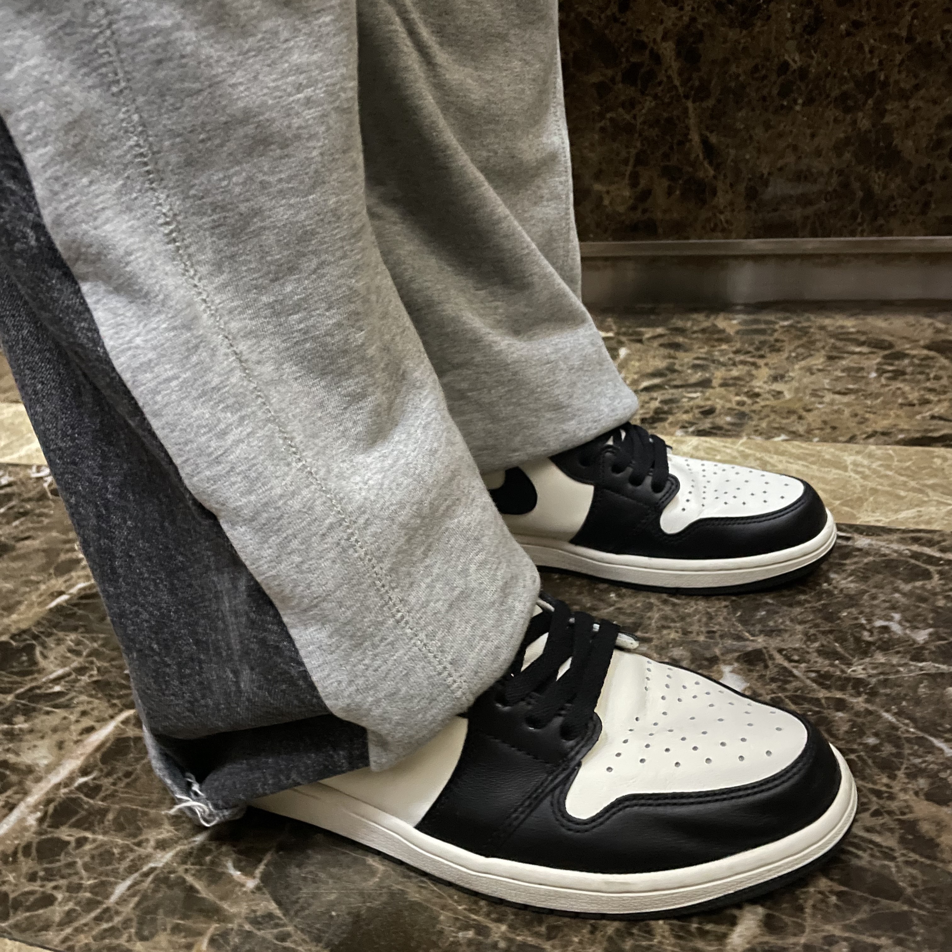 Jordan 1 Retro High OG Black Mocha 착용 스타일 - 3