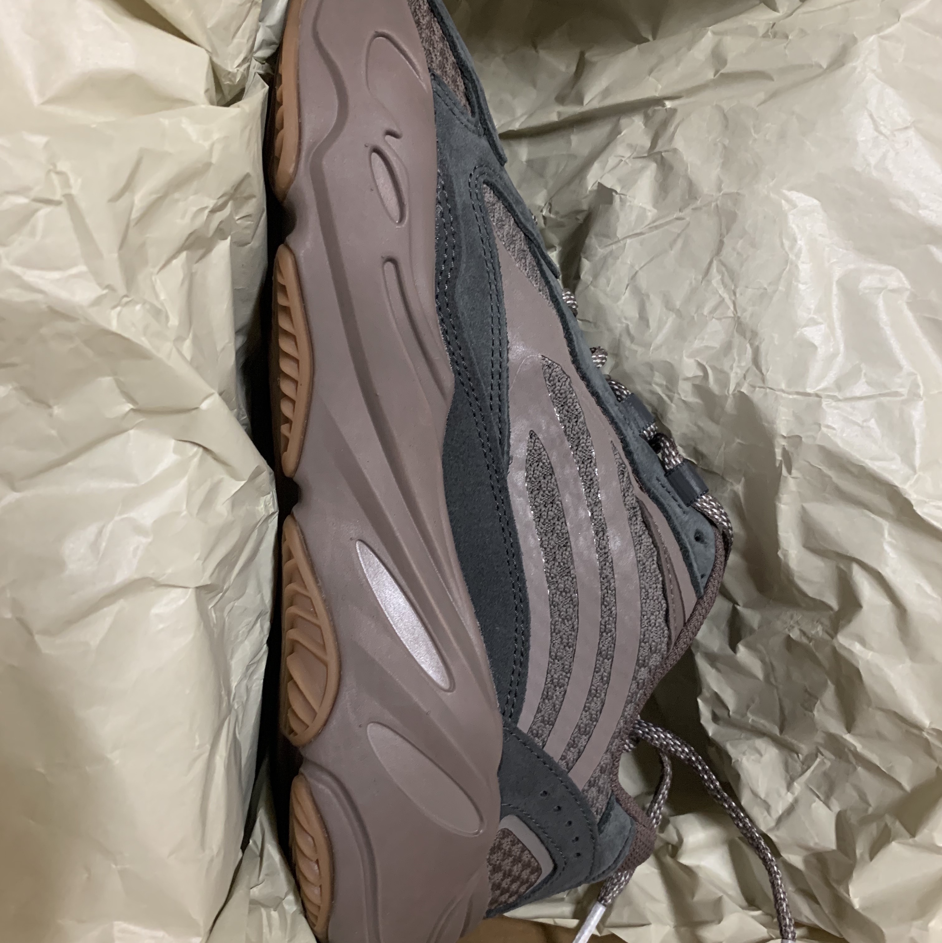 Adidas Yeezy Boost 700 V2 Mauve 착용 스타일 - 2