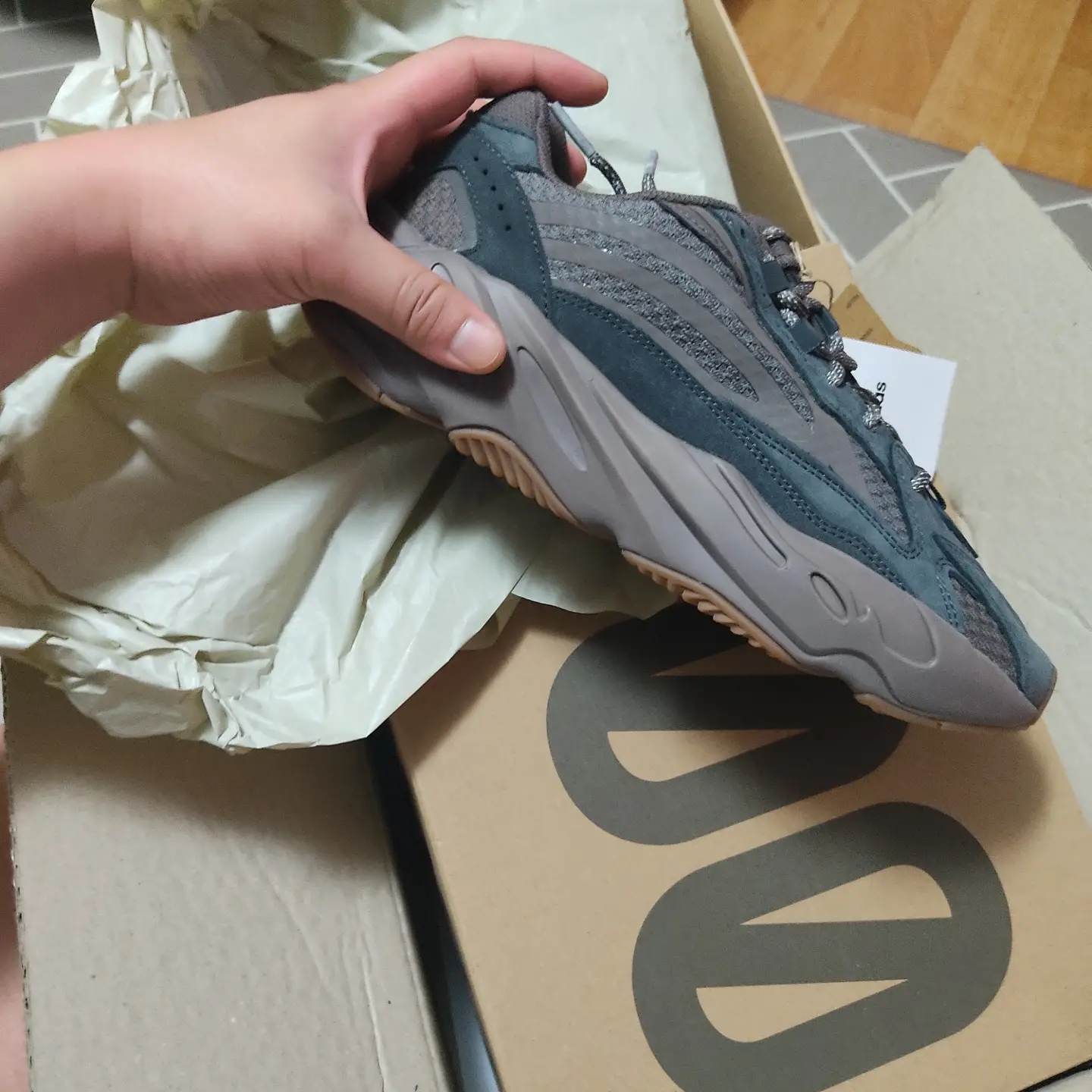 Adidas Yeezy Boost 700 V2 Mauve 착용 스타일 - 2