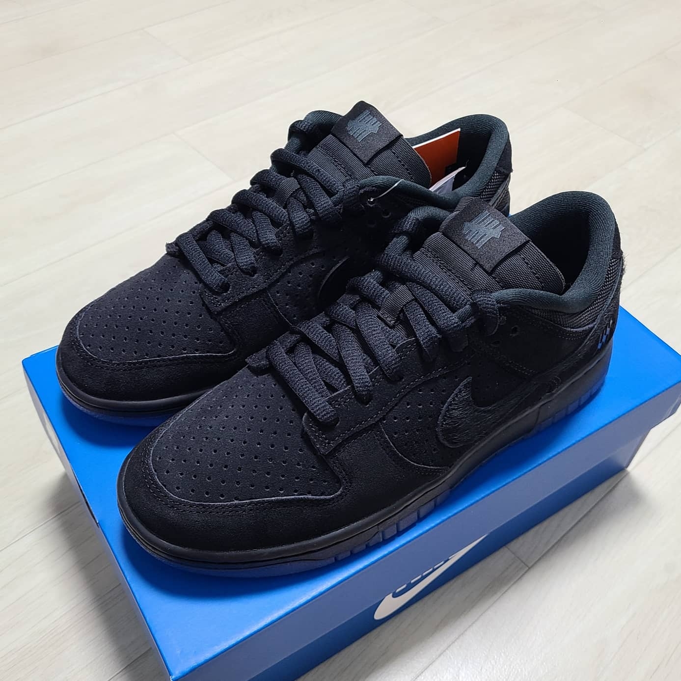 Nike x Undefeated Dunk Low SP 5 On It Black 착용 스타일 - 2