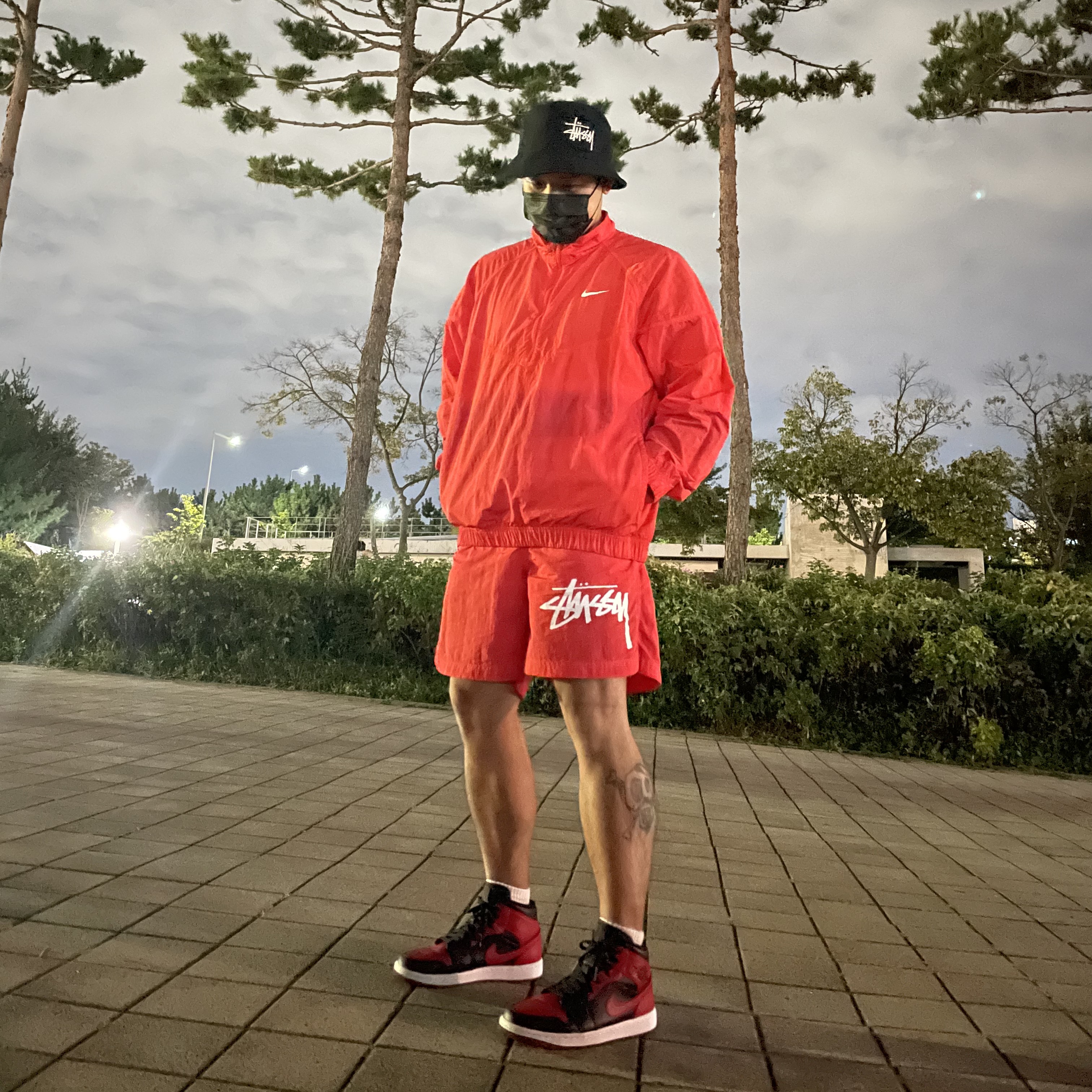 Nike x Stussy Windrunner Jacket Habanero Red, Nike x Stussy Water Shorts Habanero Red 착용 스타일