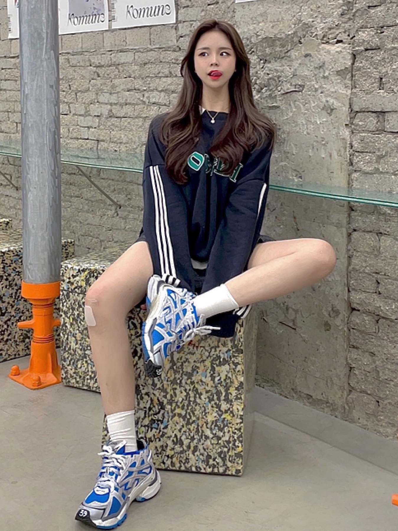 Balenciaga Runner Sneakers Blue White 착용 스타일 - 1