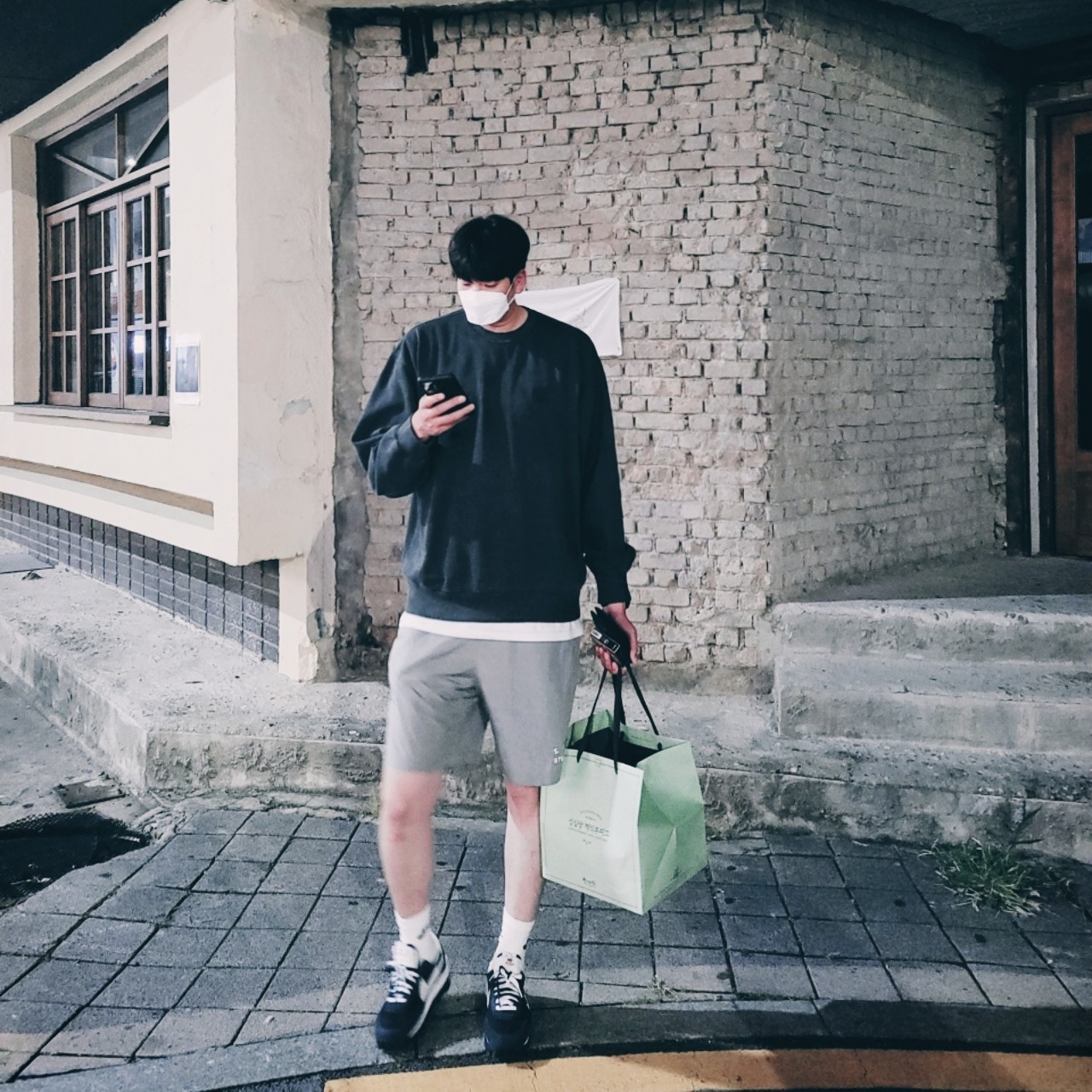 Supreme x The North Face Pigment Printed Crewneck Black - 21SS, IAB Studio Woven Shorts Gray 착용 스타일