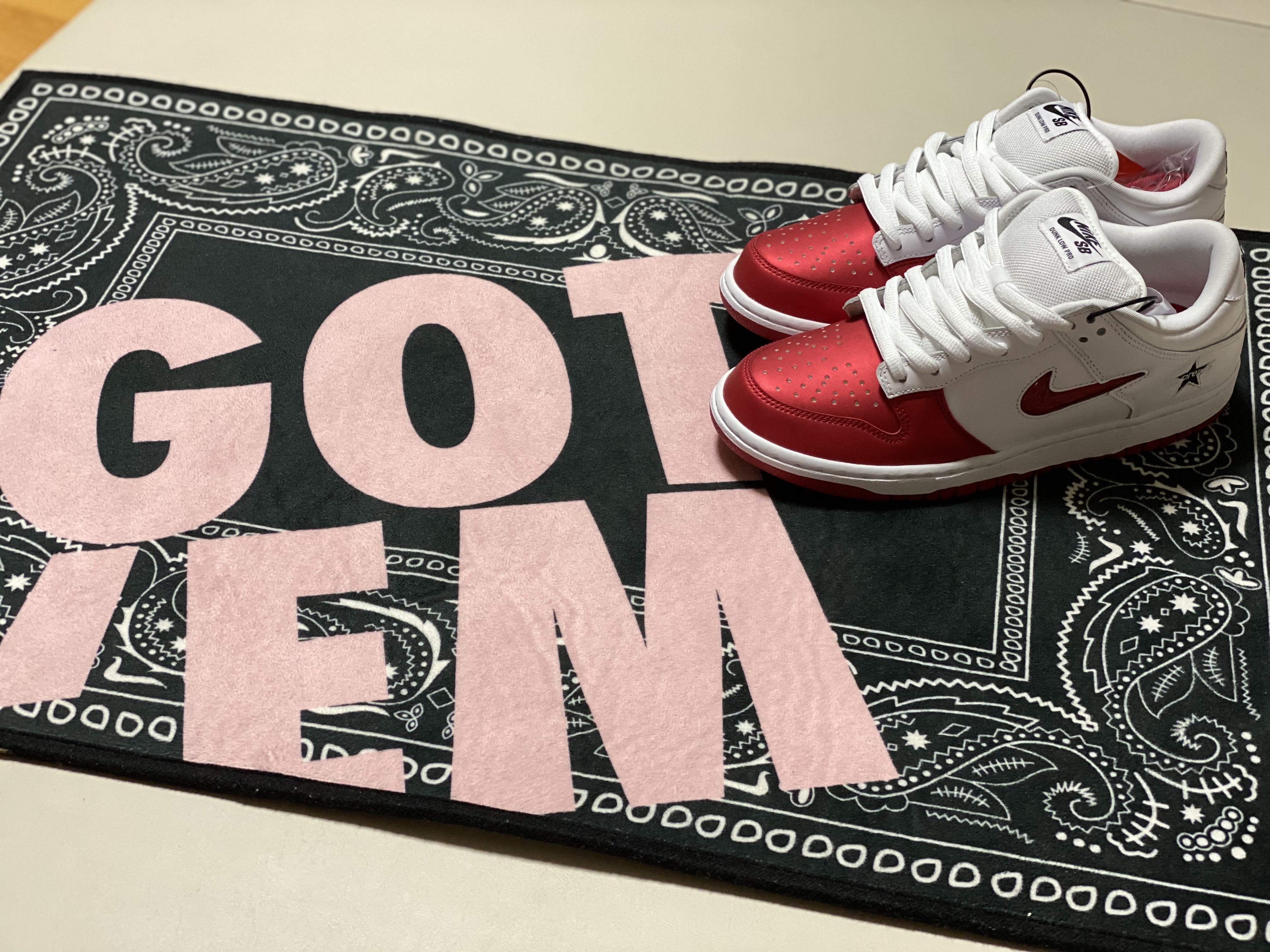 Nike x Supreme SB Dunk Low Jewel Swoosh Red 착용 스타일