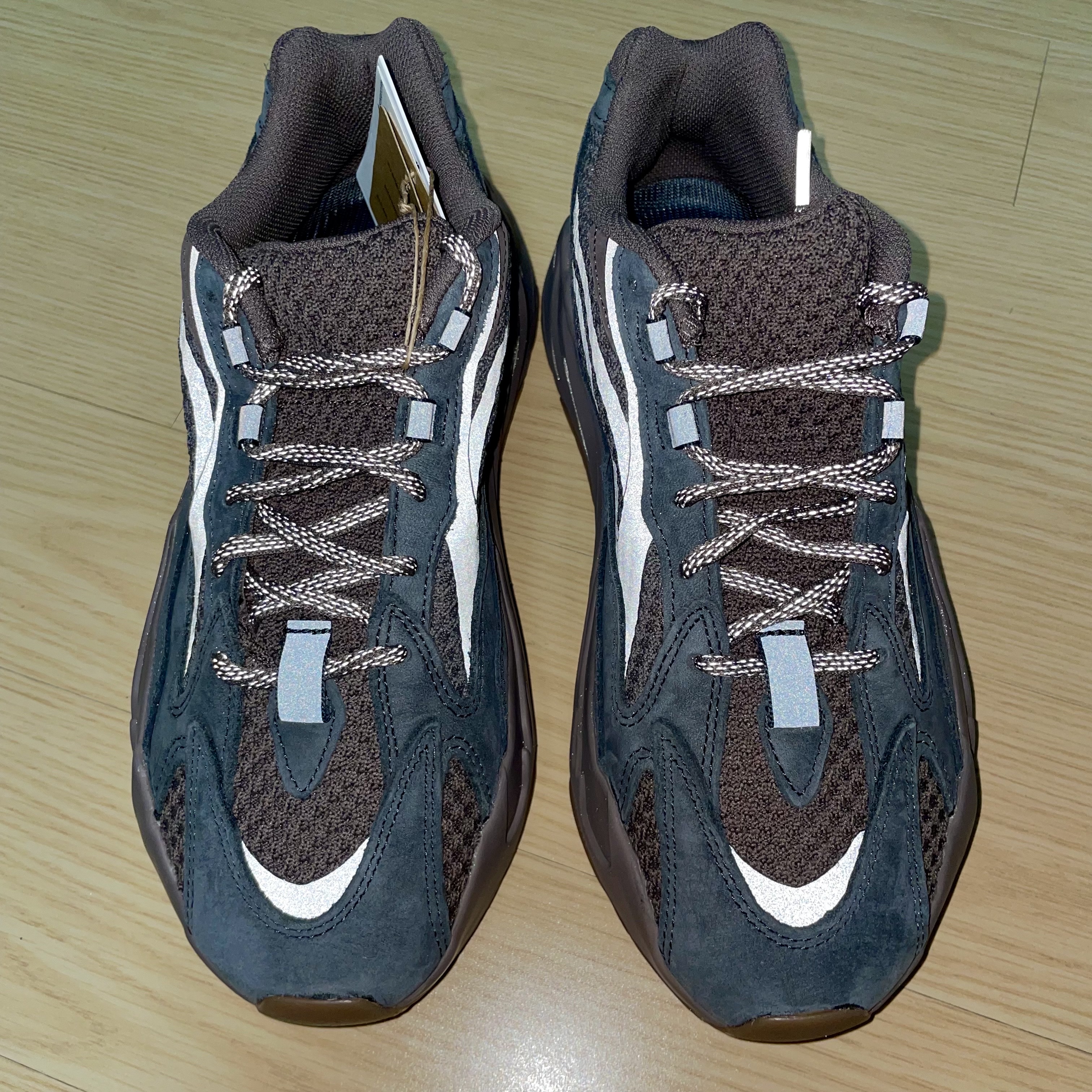 Adidas Yeezy Boost 700 V2 Mauve 착용 스타일 - 2
